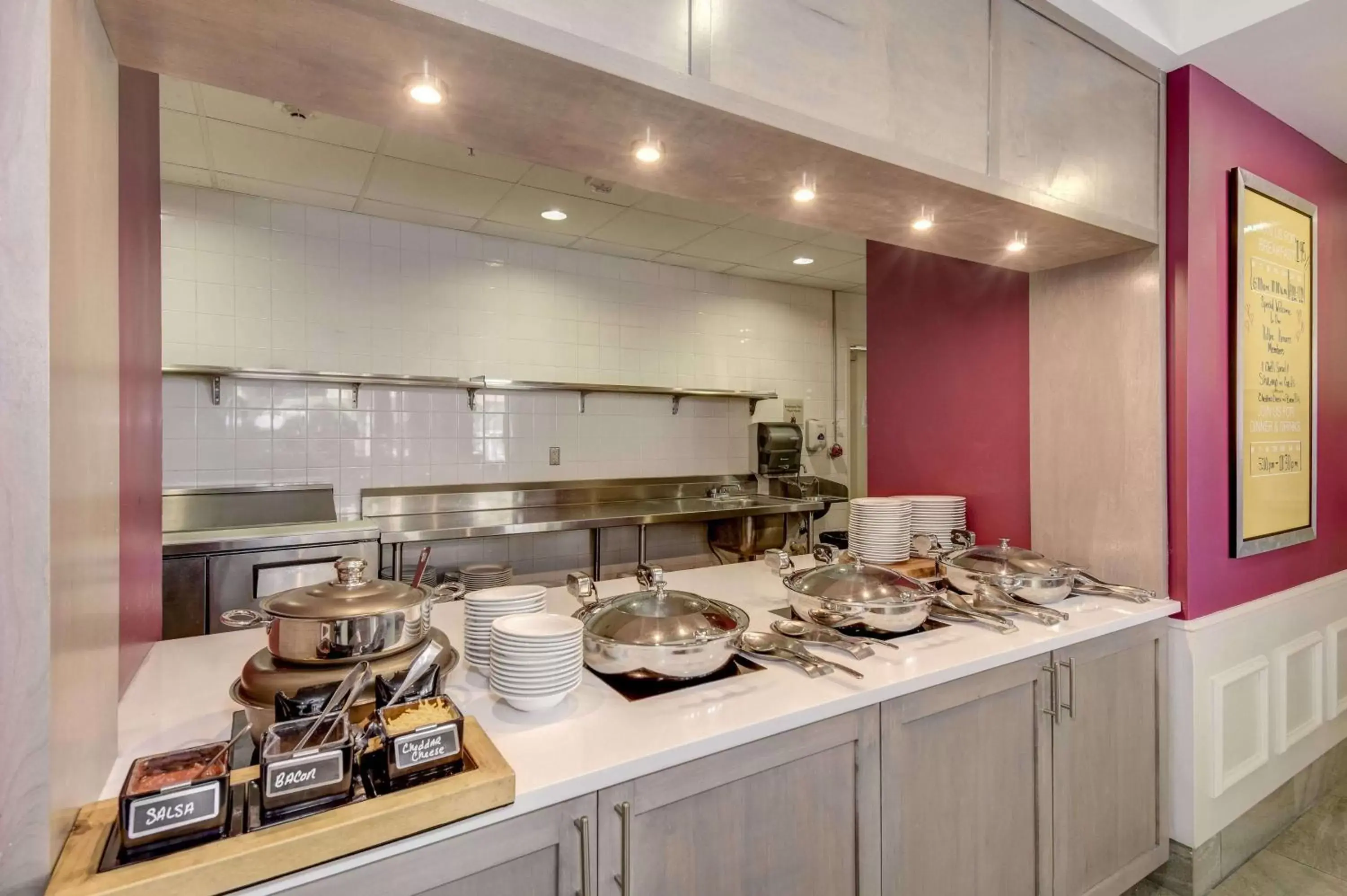 Dining area, Kitchen/Kitchenette in Hilton Garden Inn Waldorf