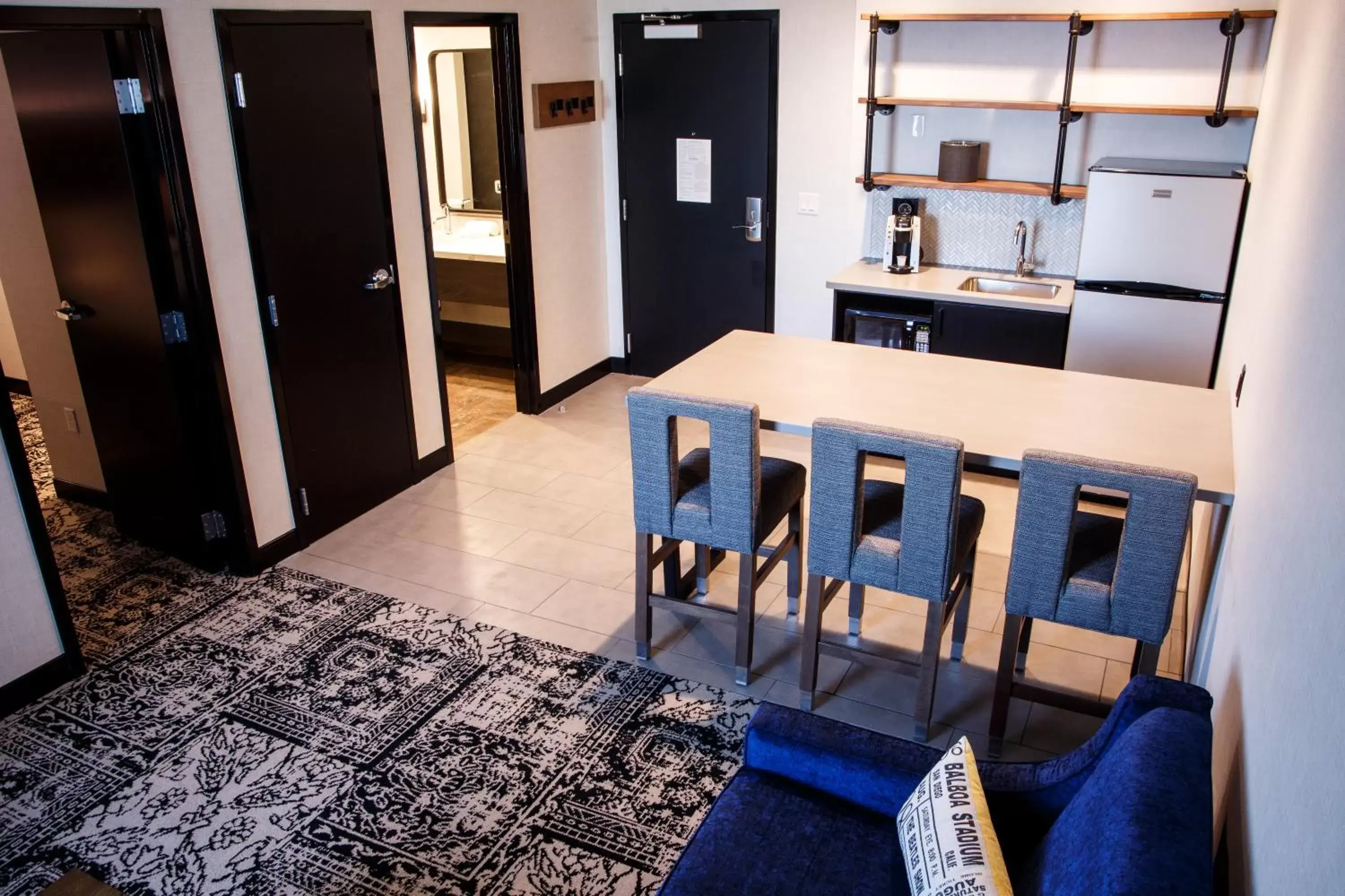 Kitchen or kitchenette, Dining Area in Hotel Rock Lititz