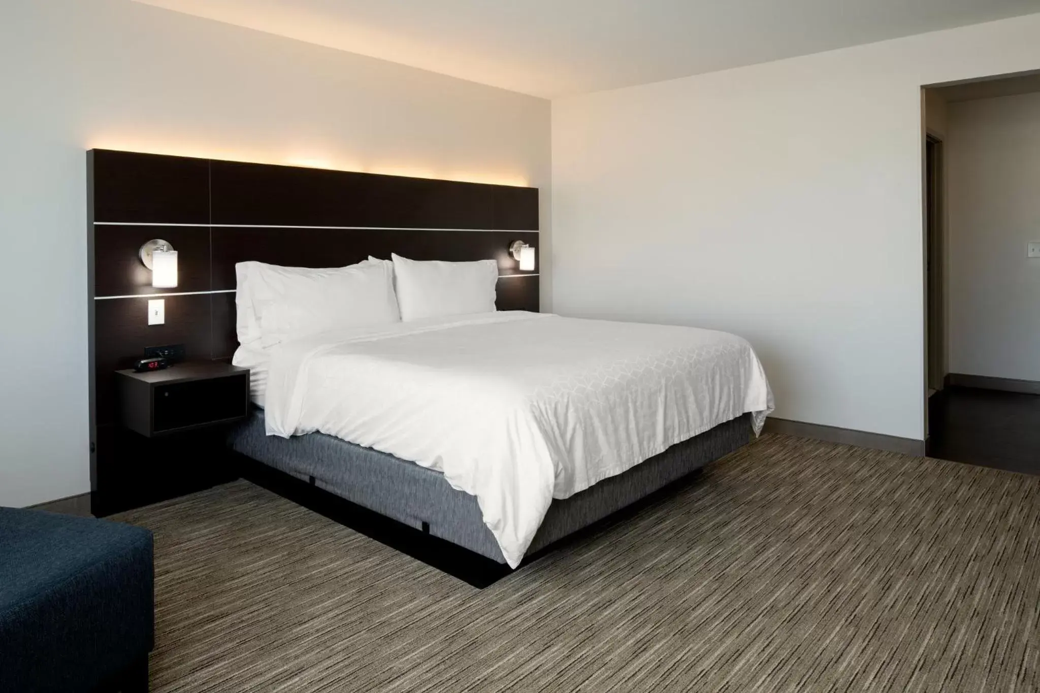 Photo of the whole room, Bed in Holiday Inn Express & Suites - Bullhead City , an IHG Hotel