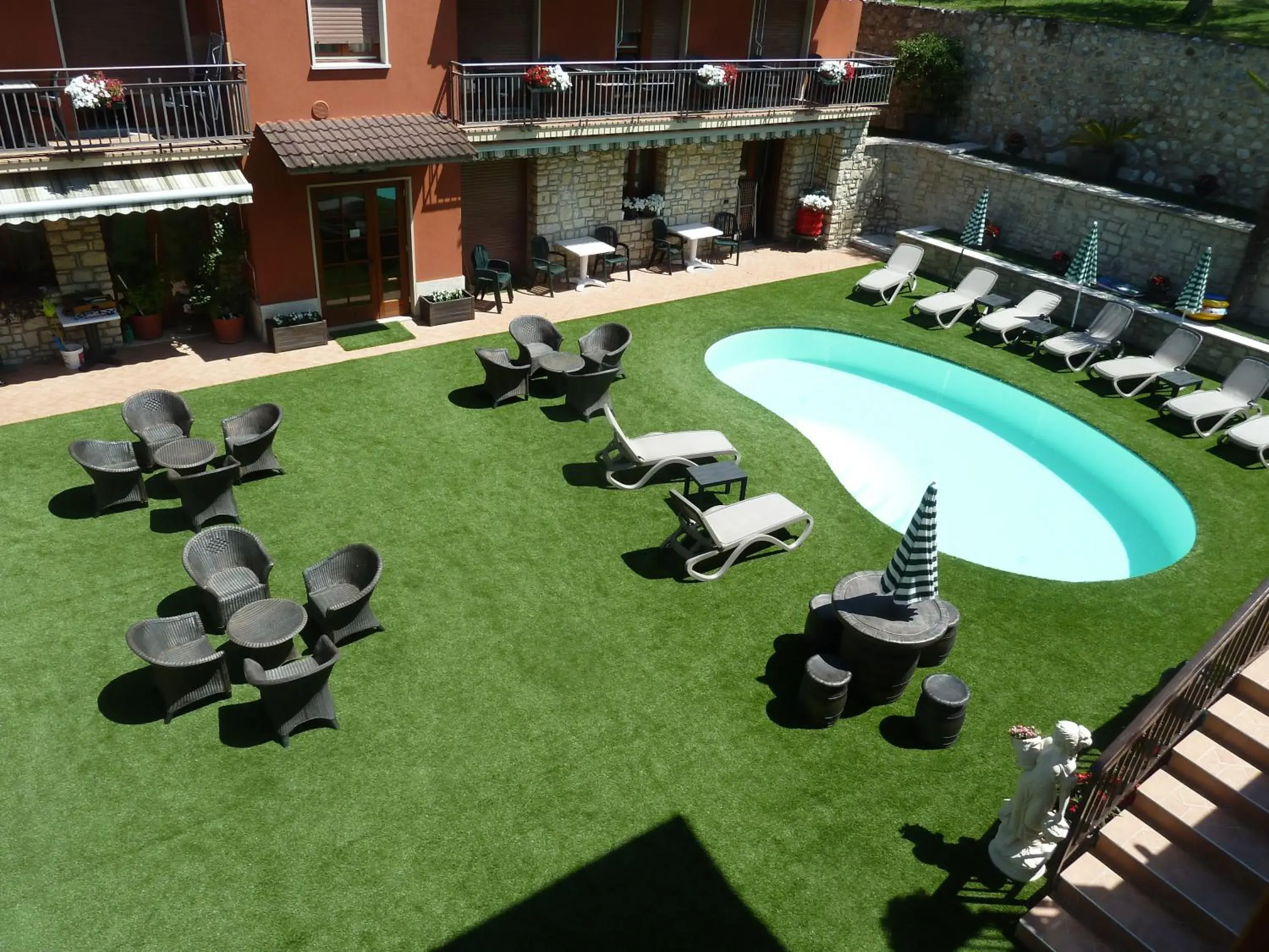 Shower, Pool View in Albergo Casa Este