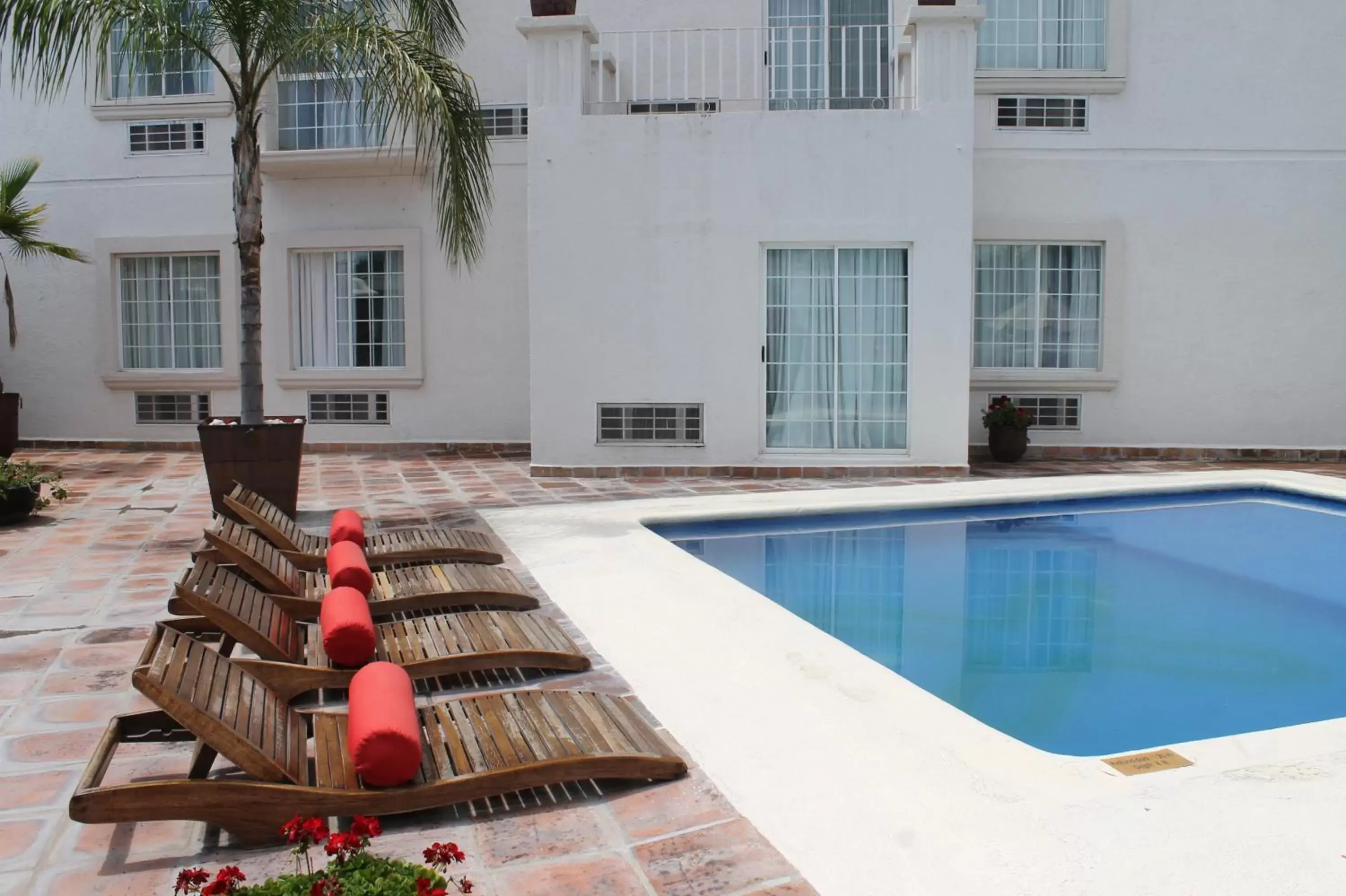 Balcony/Terrace, Swimming Pool in Hotel Suites México Plaza León Campestre