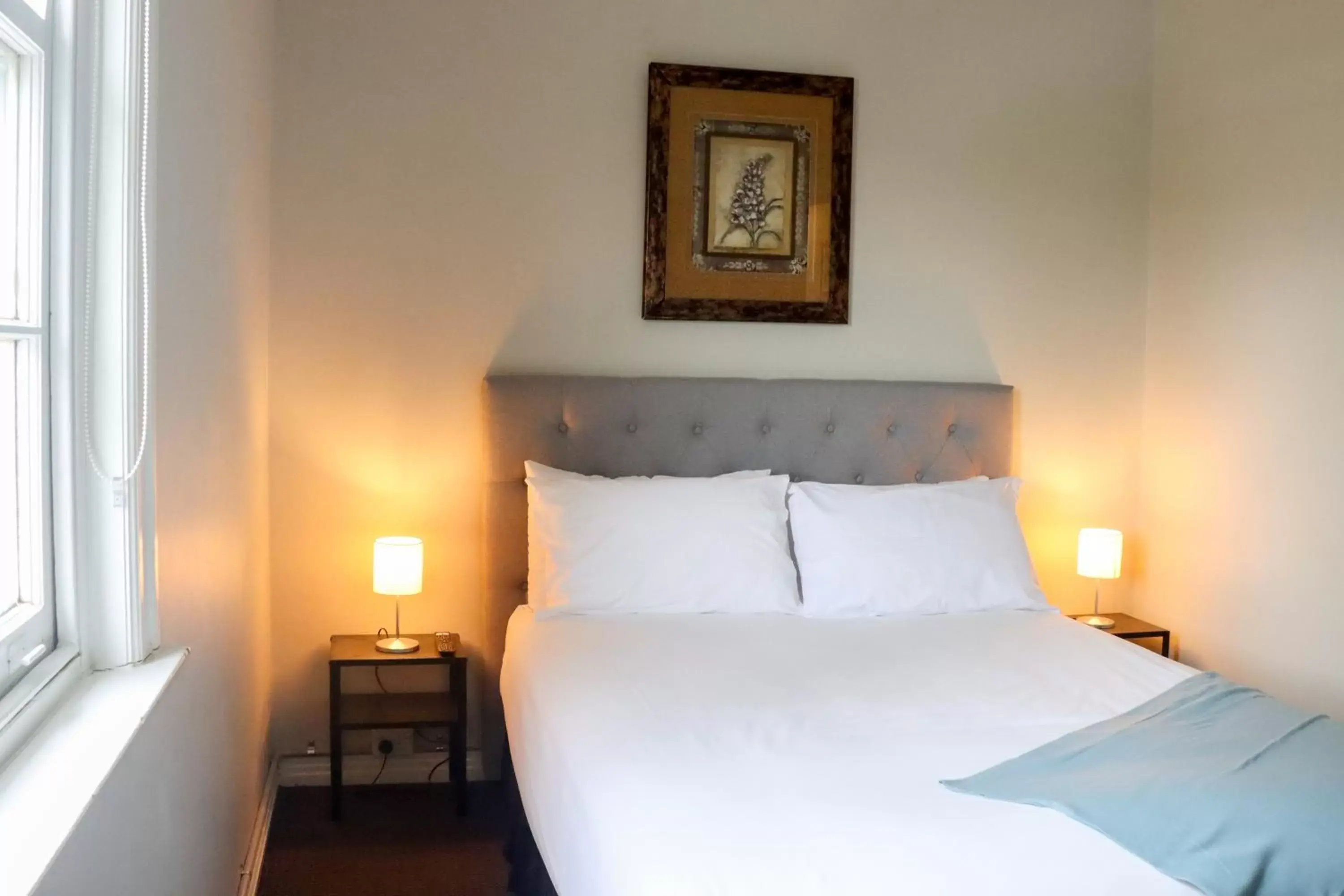 Double Room with Shared Bathroom in Tates Hotel Windsor Double Room with Shared Bathroom in Tates Hotel Windsor