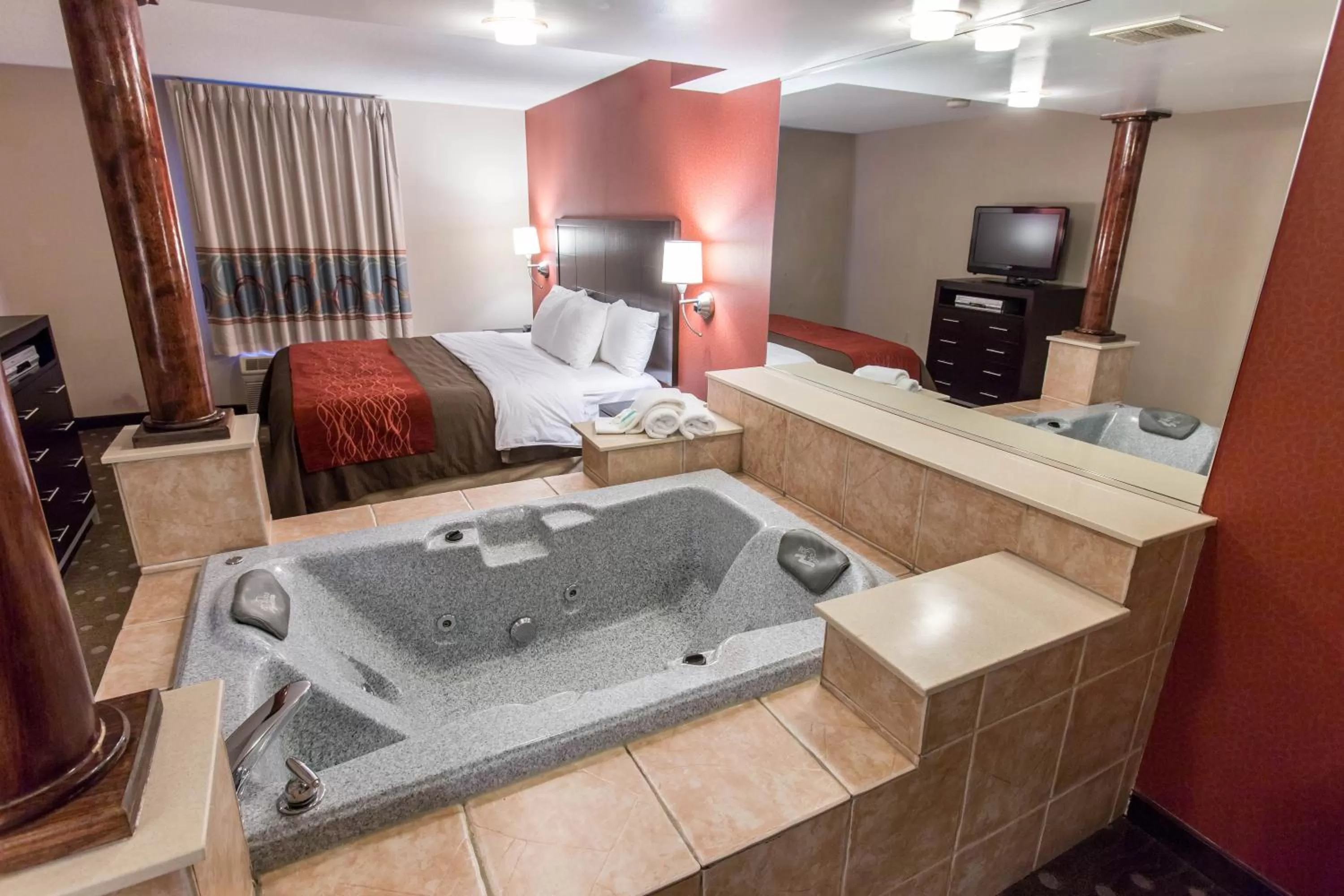 Hot Tub, Bed in Comfort Inn Pittsburgh Crafton