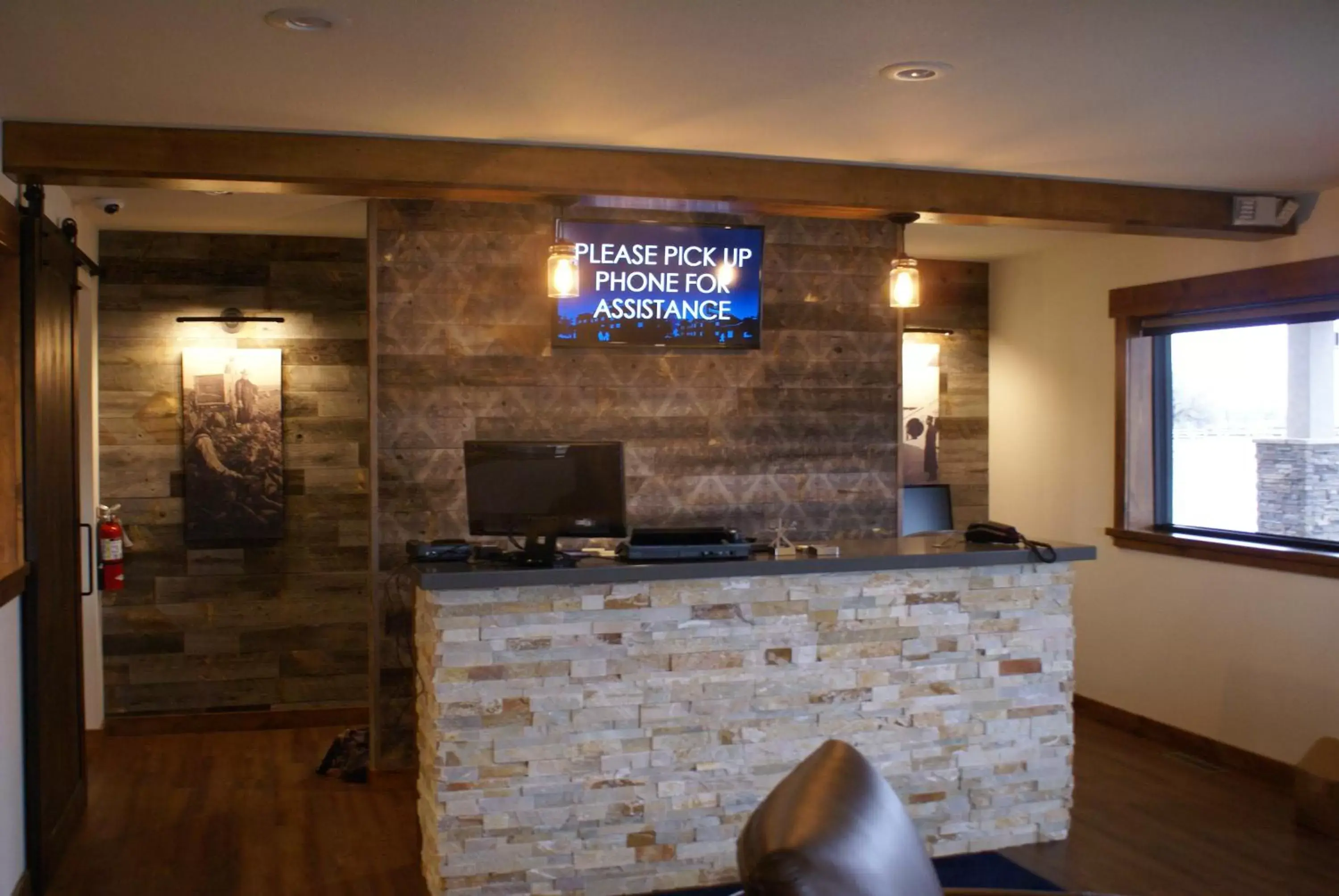 Lobby or reception, TV/Entertainment Center in Boarders Inn & Suites by Cobblestone Hotels - Syracuse