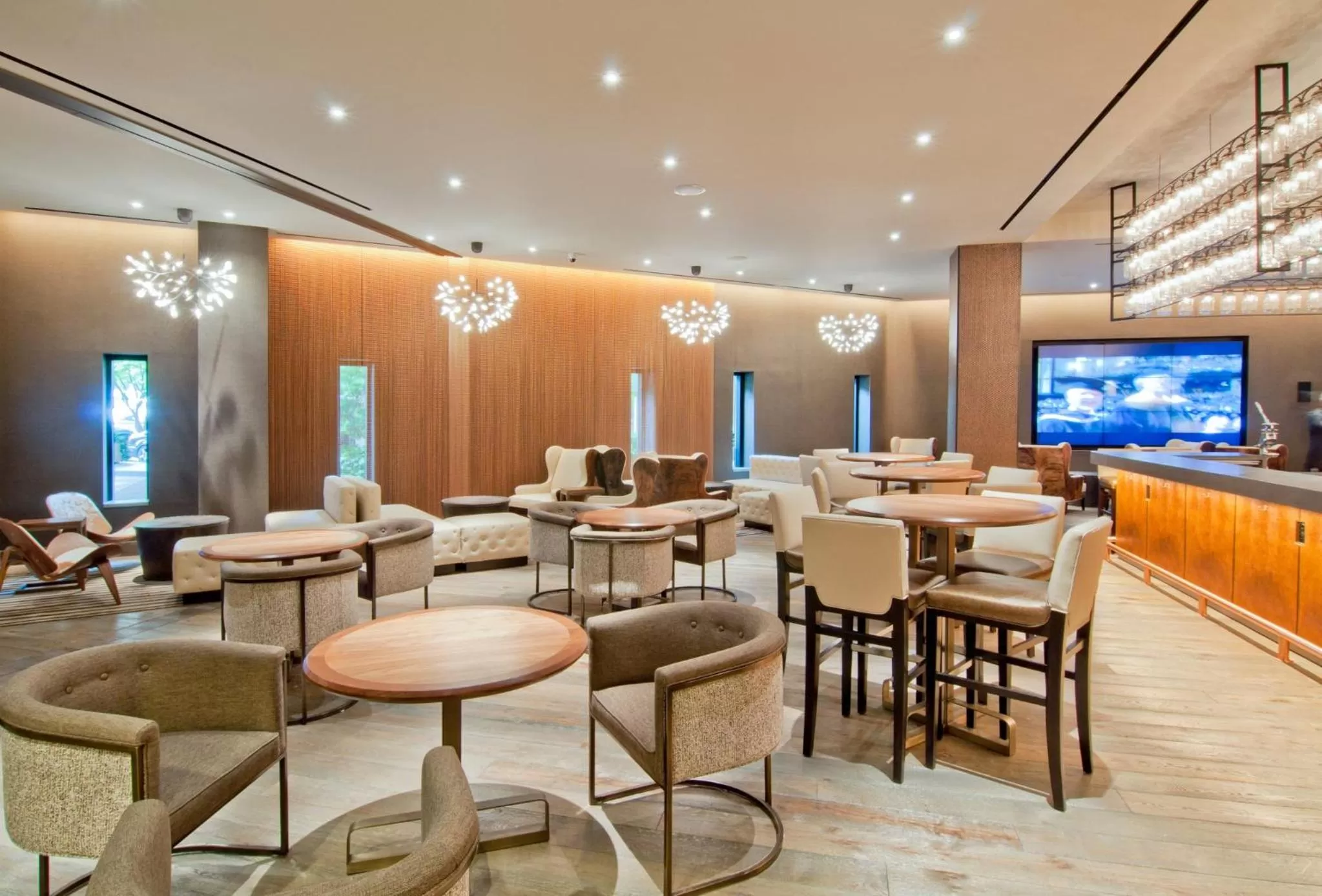 Lounge or bar in Loews Nashville Hotel at Vanderbilt Plaza