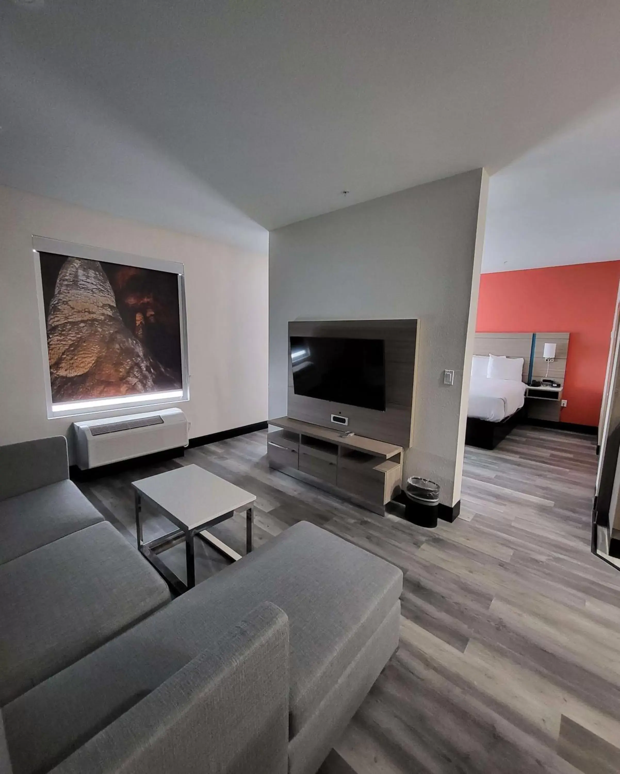 Bedroom, TV/Entertainment Center in Best Western Plus Executive Residency Carlsbad Hotel