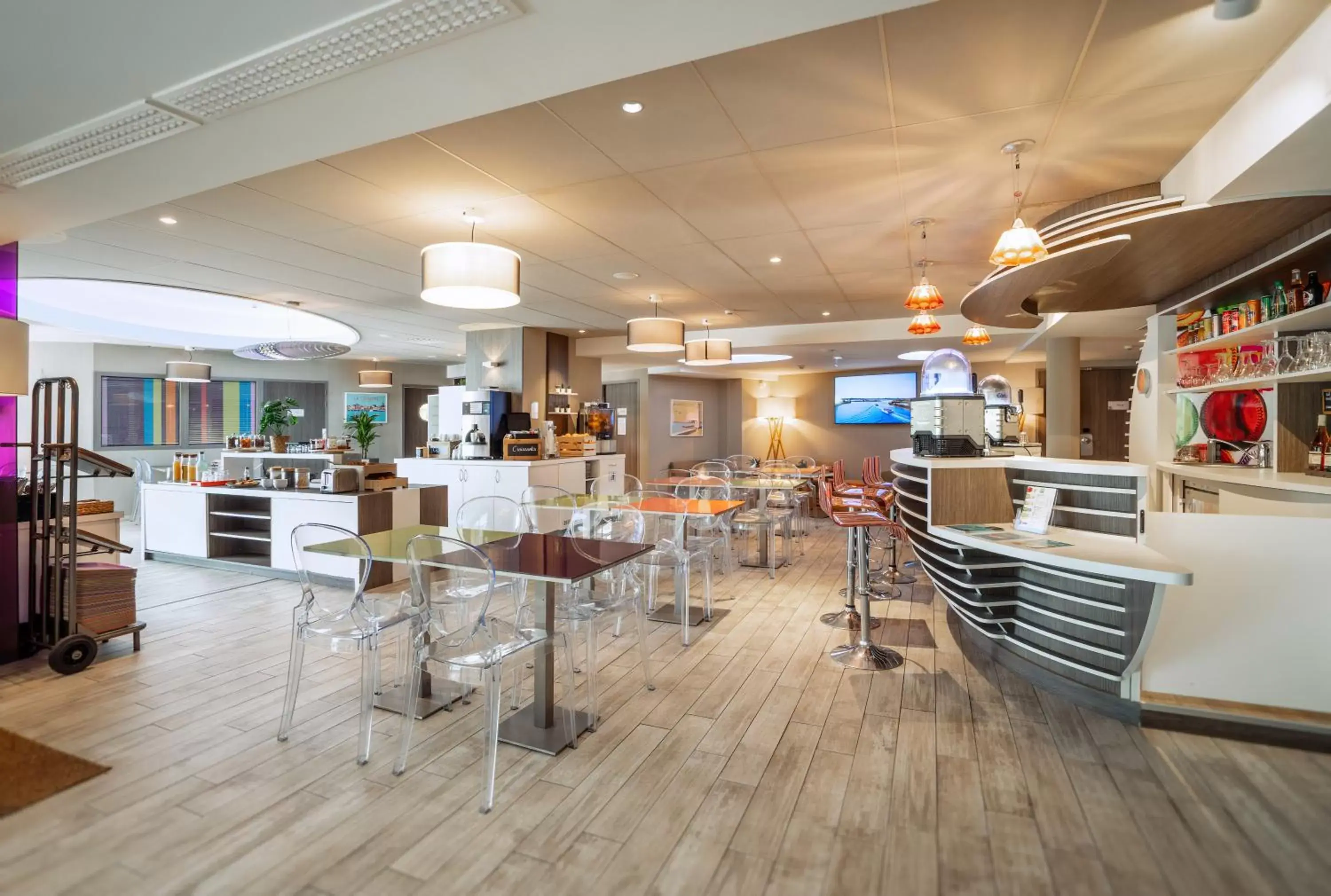 Lounge or bar in ibis Styles Les Sables Olonne