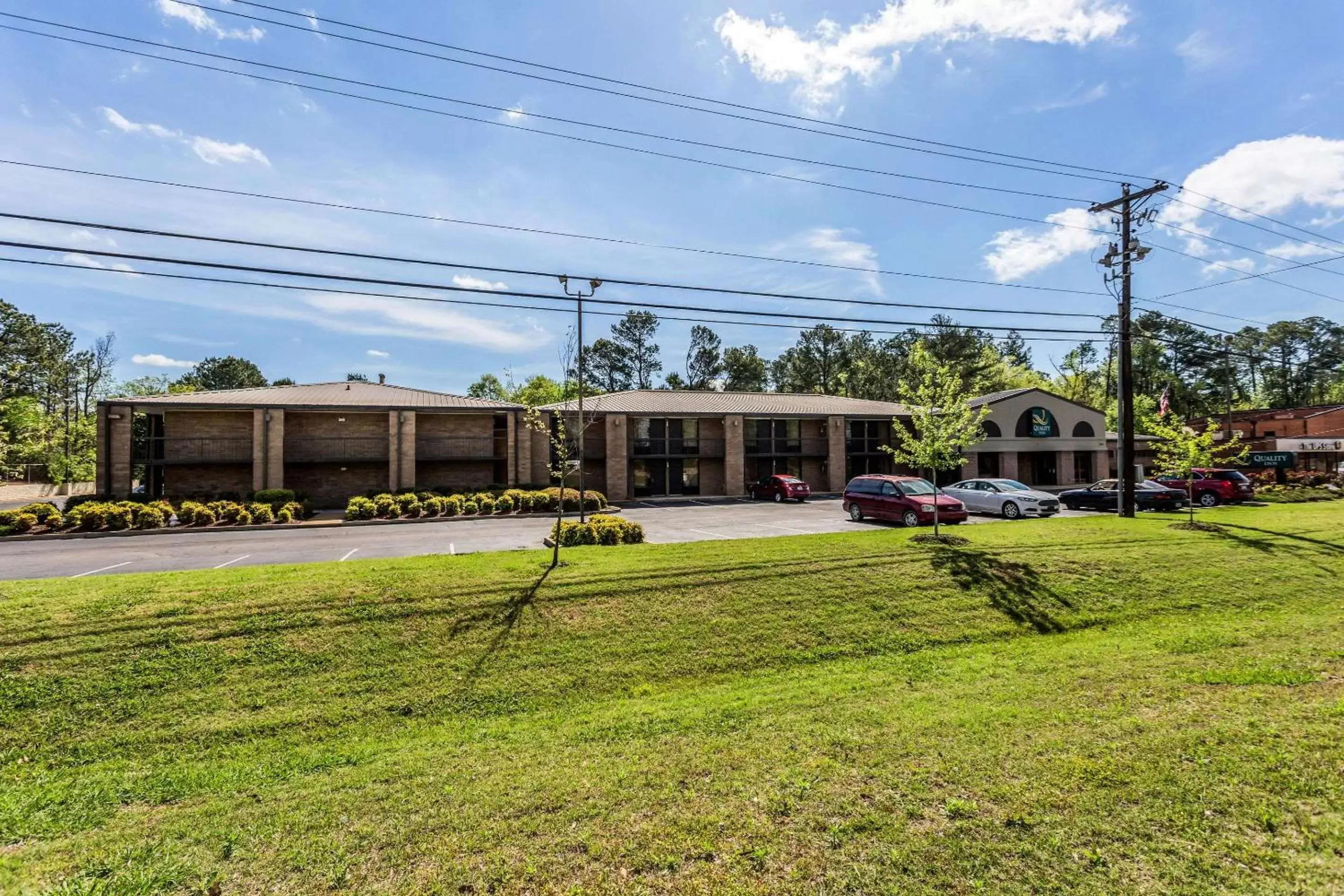 Property building in Quality Inn Tupelo