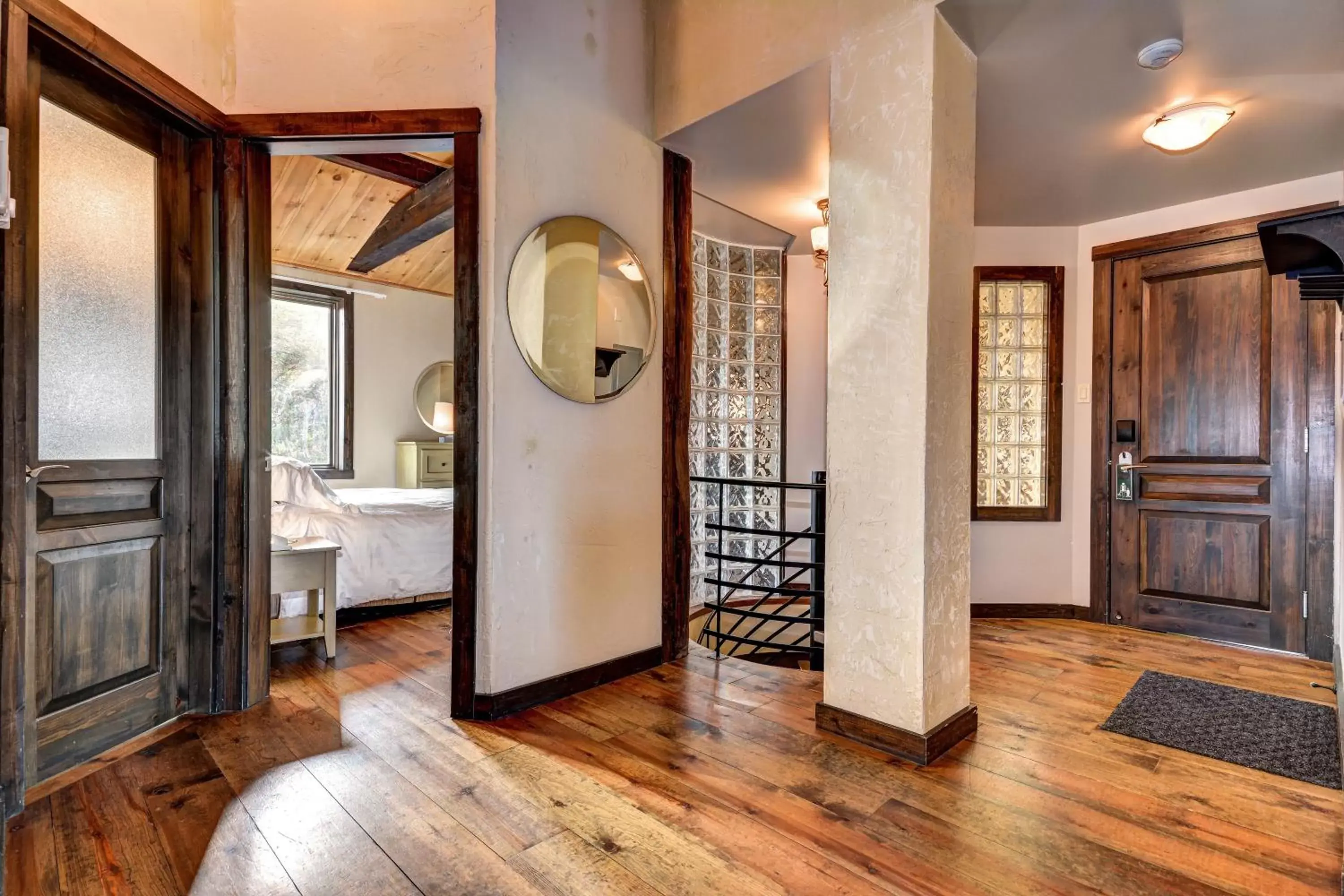 Royal Suite- Lake view with balcony - single occupancy in Les Condos Du Lac Taureau- Rooms & Condos Royal Suite- Lake view with balcony - single occupancy in Les Condos Du Lac Taureau- Rooms & Condos