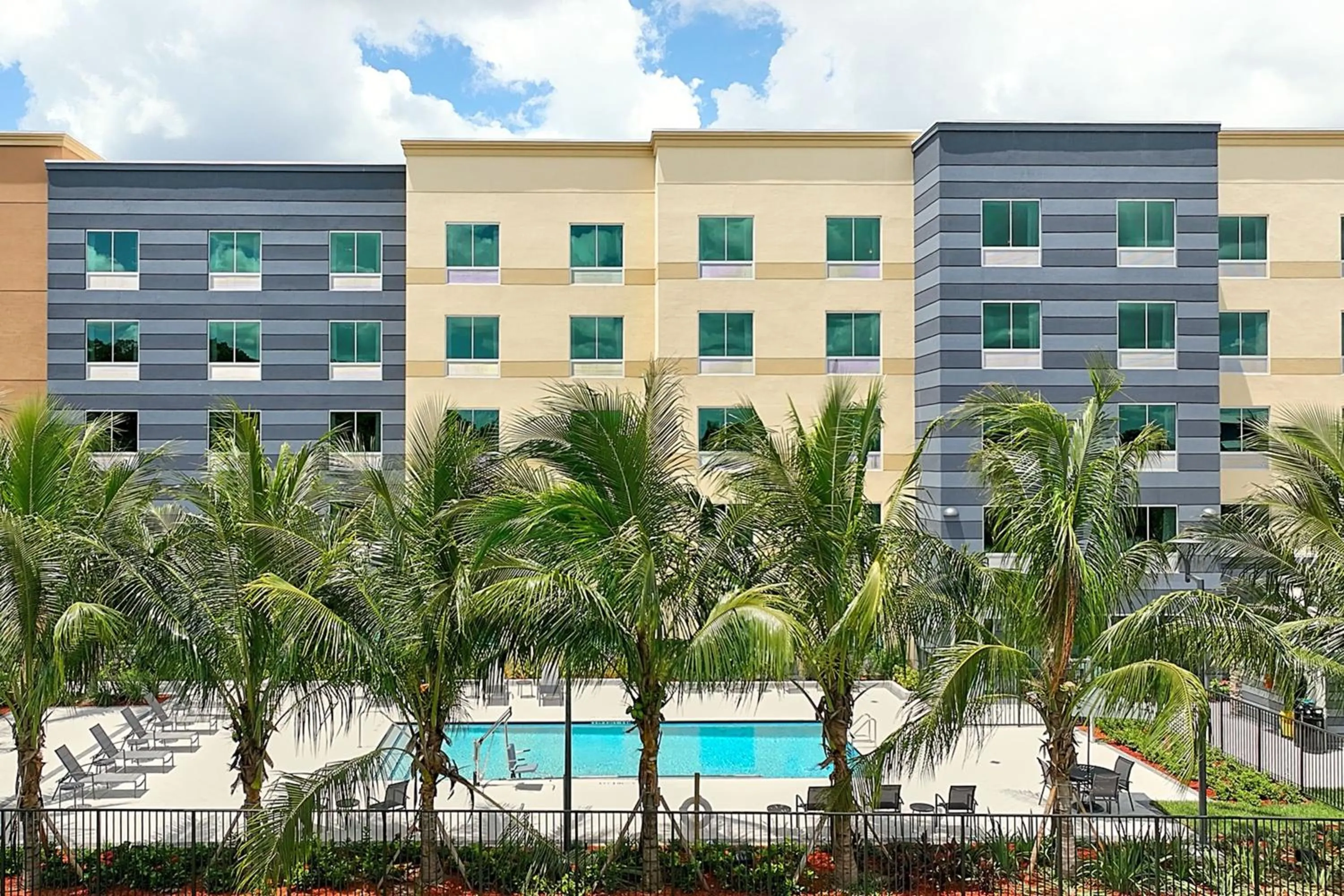 Swimming pool in Fairfield Inn & Suites by Marriott Fort Lauderdale Northwest