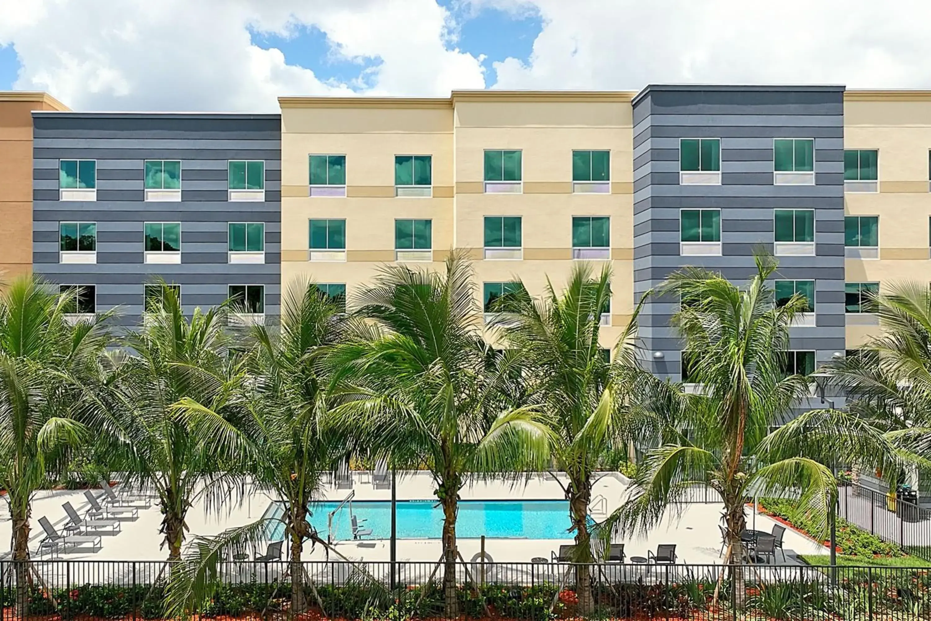 Swimming pool, Property Building in Fairfield Inn & Suites by Marriott Fort Lauderdale Northwest
