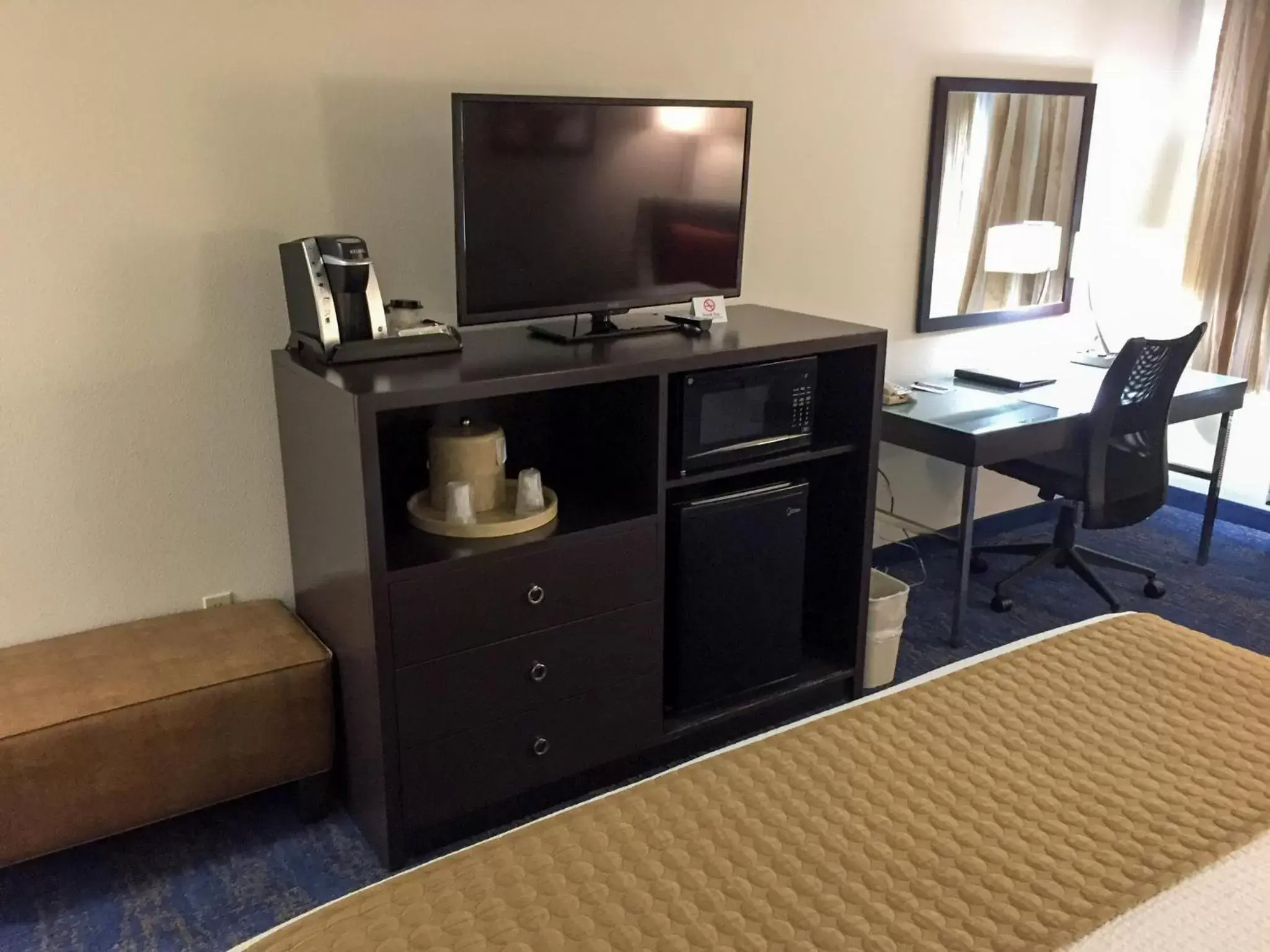 TV/Entertainment Center in Best Western Plus Portland Airport Hotel & Suites