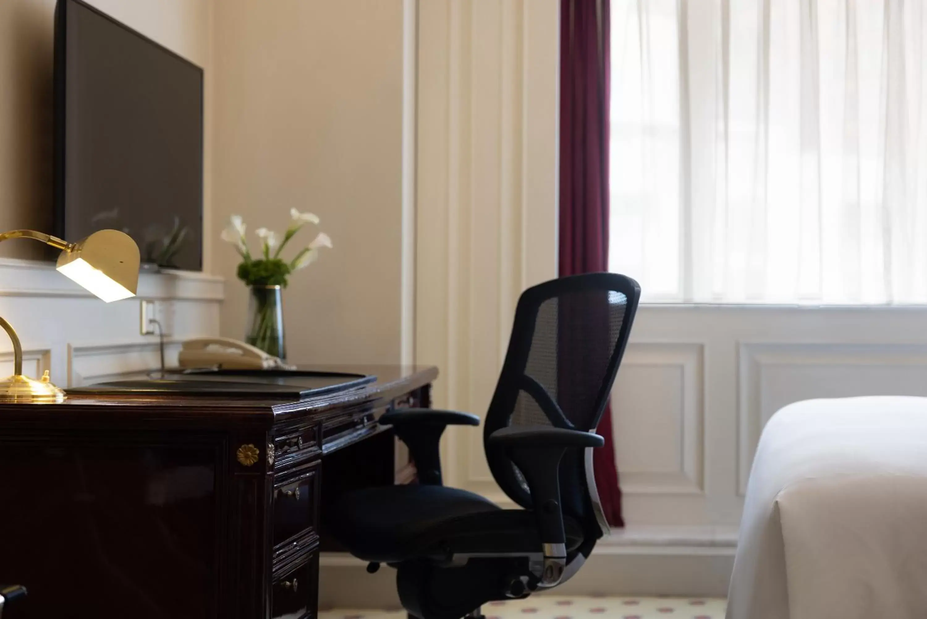 1 king Bed Standard in Crowne Plaza Hotel & Suites Landmark Shenzhen, an IHG Hotel - Nearby Luohu Border, Indoor heated swimming pool, Receive RMB100 SPA coupon upon check-in 1 king Bed Standard in Crowne Plaza Hotel & Suites Landmark Shenzhen, an IHG Hotel - Nearby Luohu Border, Indoor heated swimming pool, Receive RMB100 SPA coupon upon check-in