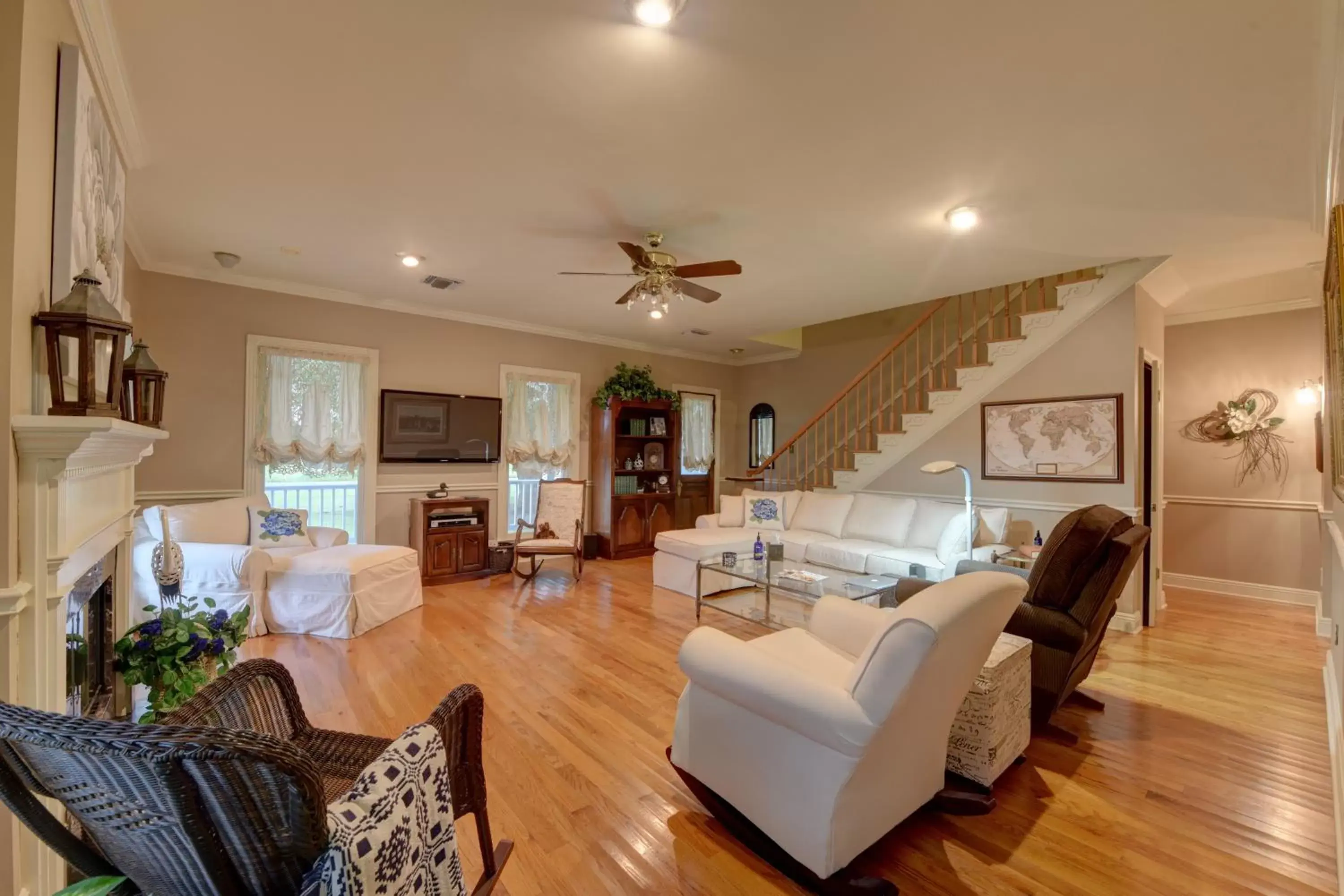 Living room, Seating Area in A Chateau on the Bayou Bed & Breakfast