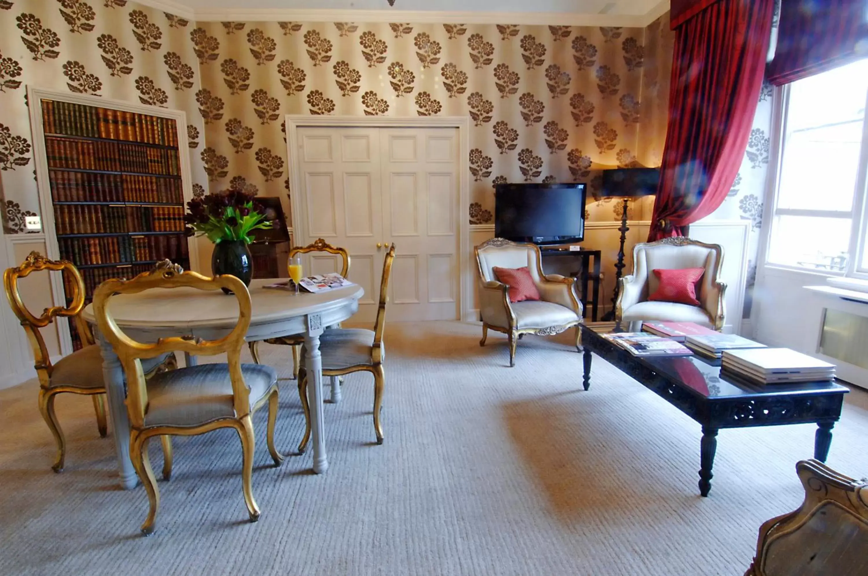 Living room, Seating Area in The Swan Hotel, Wells, Somerset