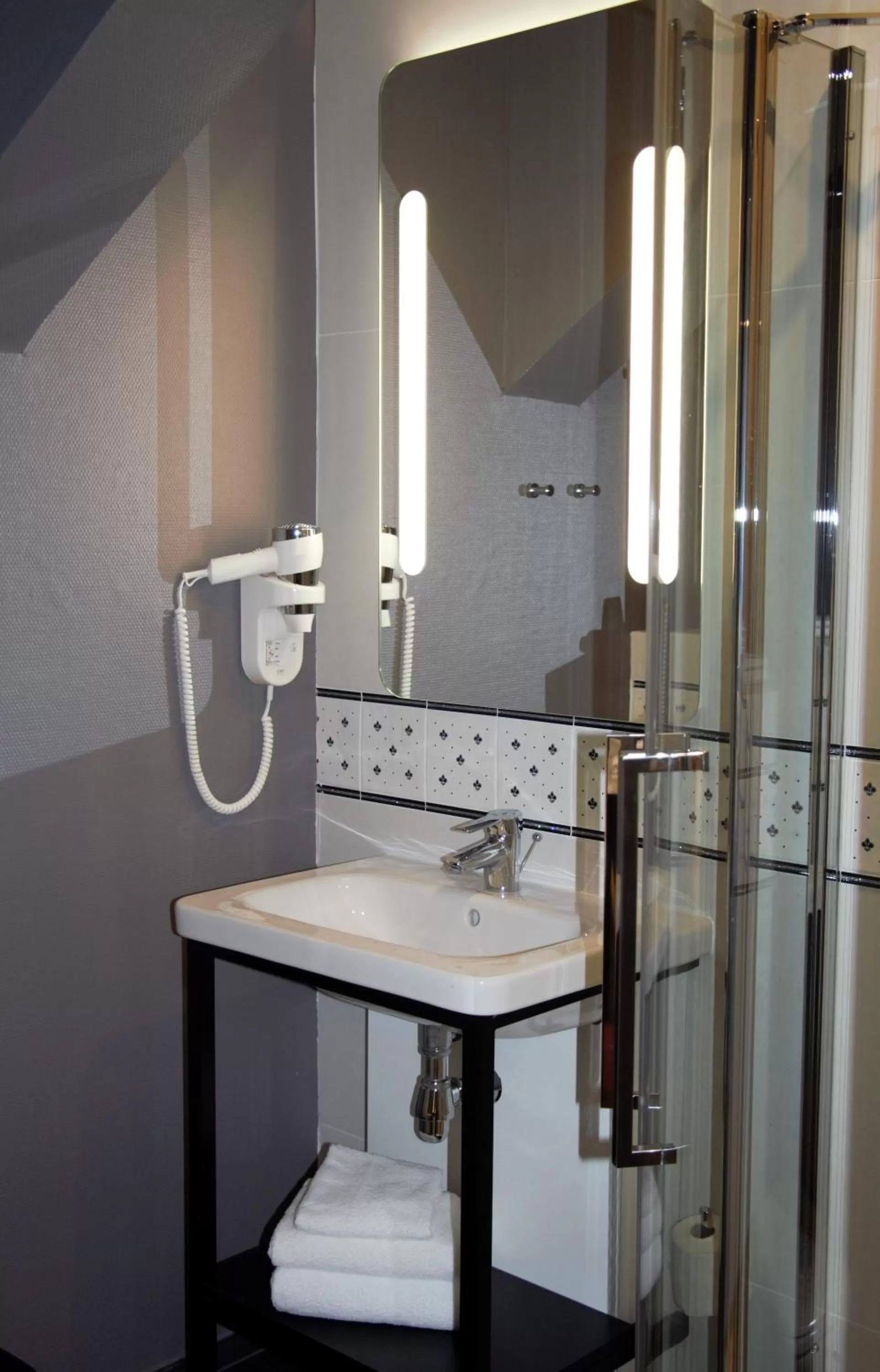 Bathroom in ibis Styles Dinan Centre Ville