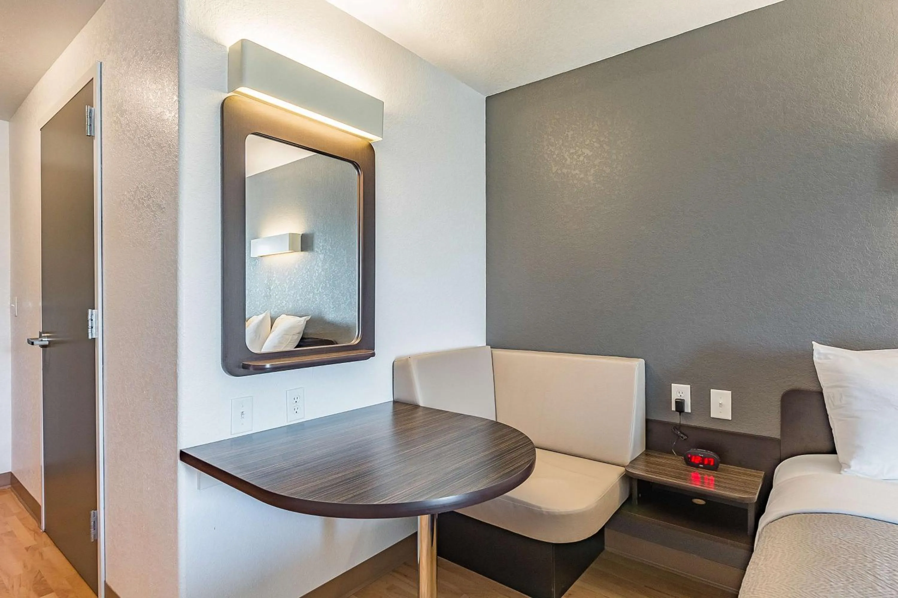 Photo of the whole room in Studio 6 New Braunfels, Tx