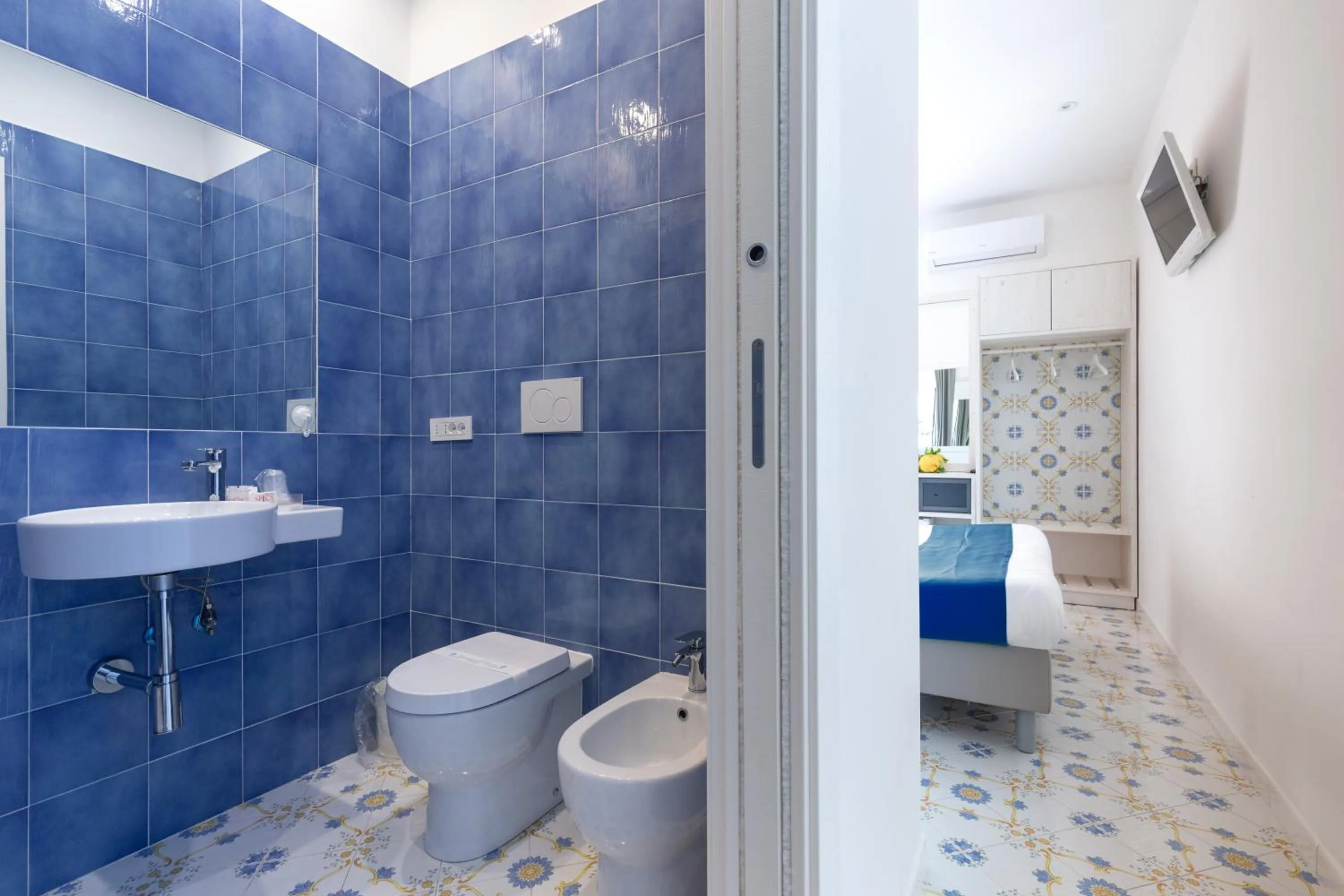 Shower in Hotel Spicy