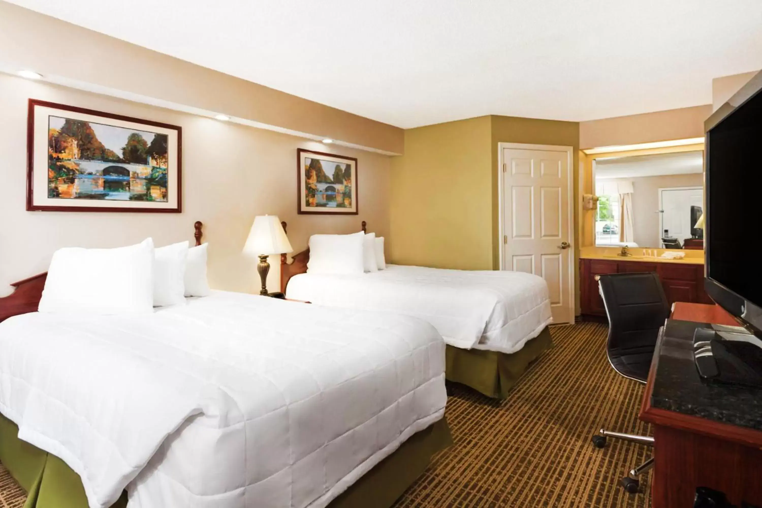 Photo of the whole room, Bed in Baymont by Wyndham Tullahoma Photo of the whole room, Bed in Baymont by Wyndham Tullahoma