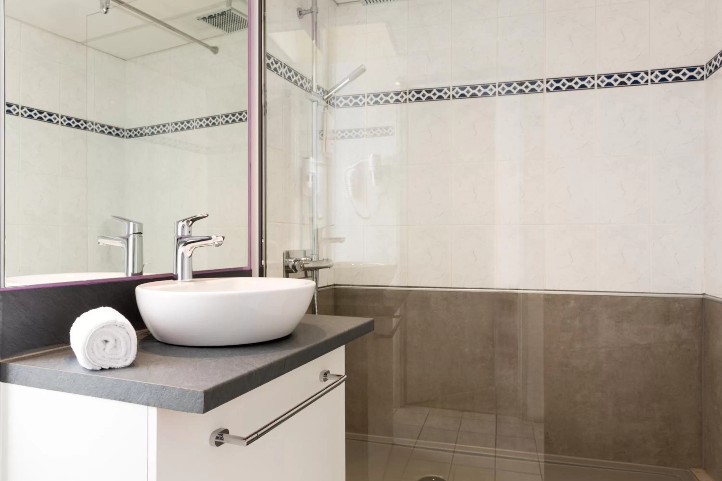 Bathroom in The Originals City, Hôtel Nevers Centre Gare (Inter-Hotel)