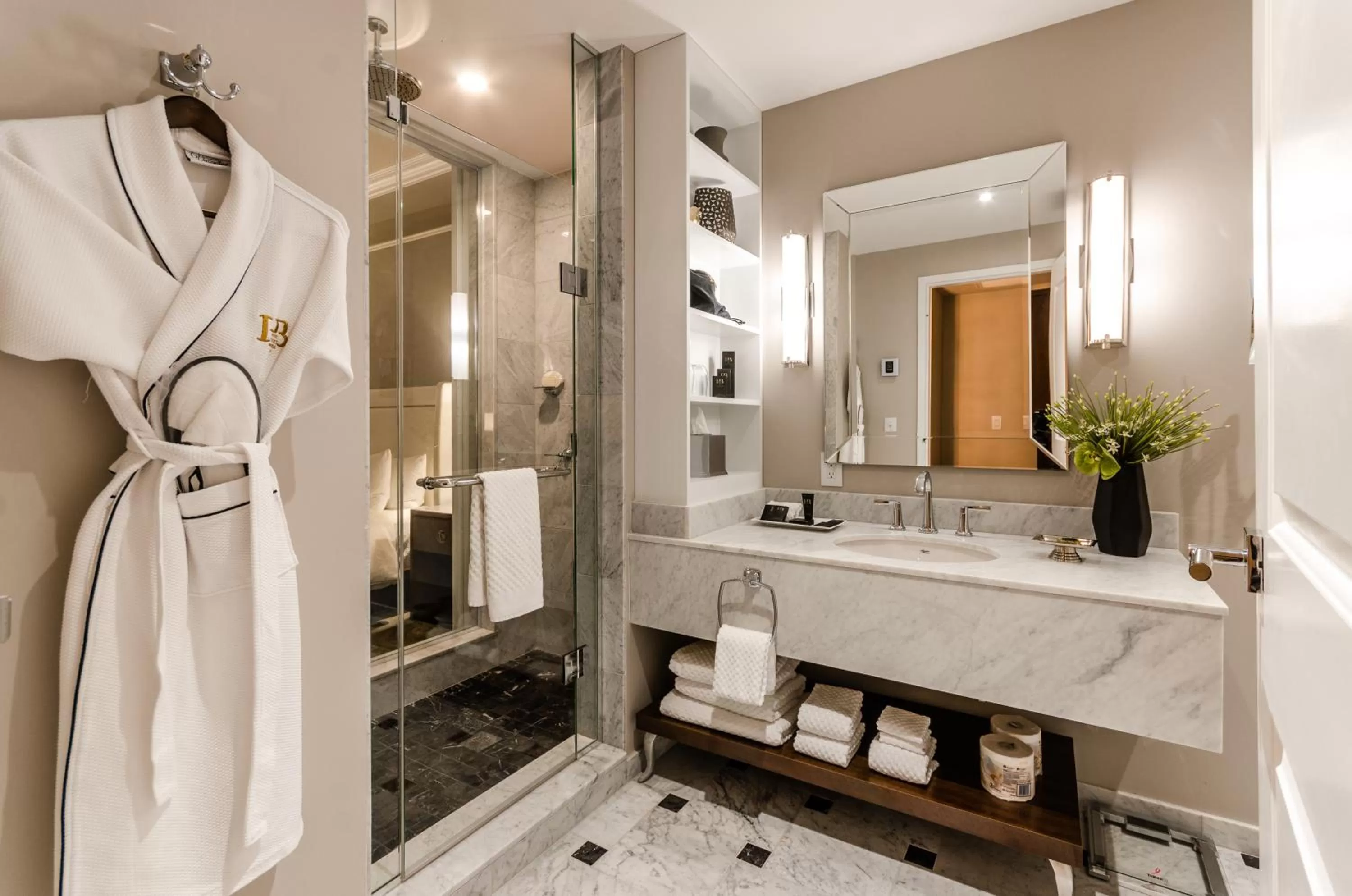 Shower in Hôtel Birks Montréal