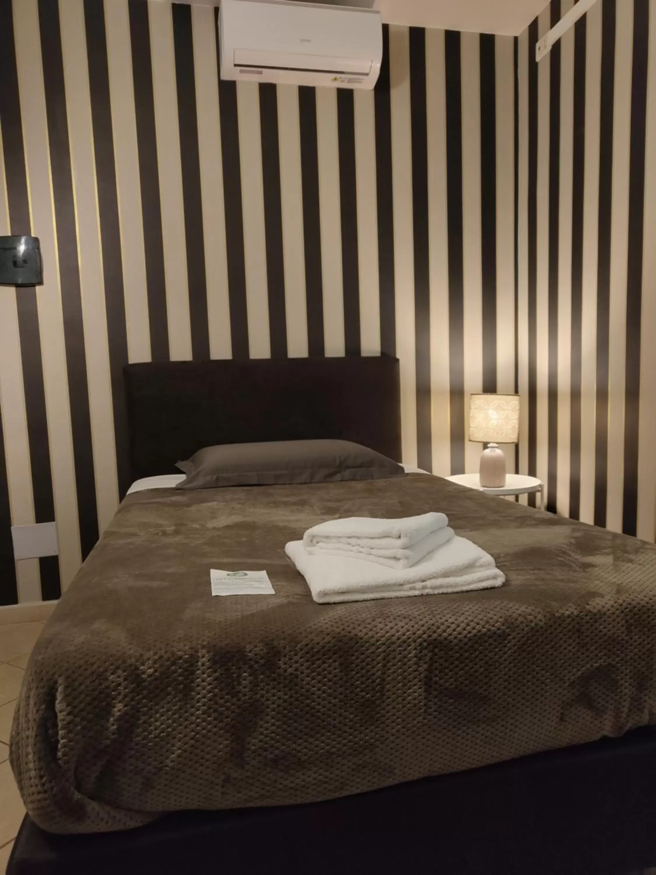 Bathroom, Bed in Hotel Trieste