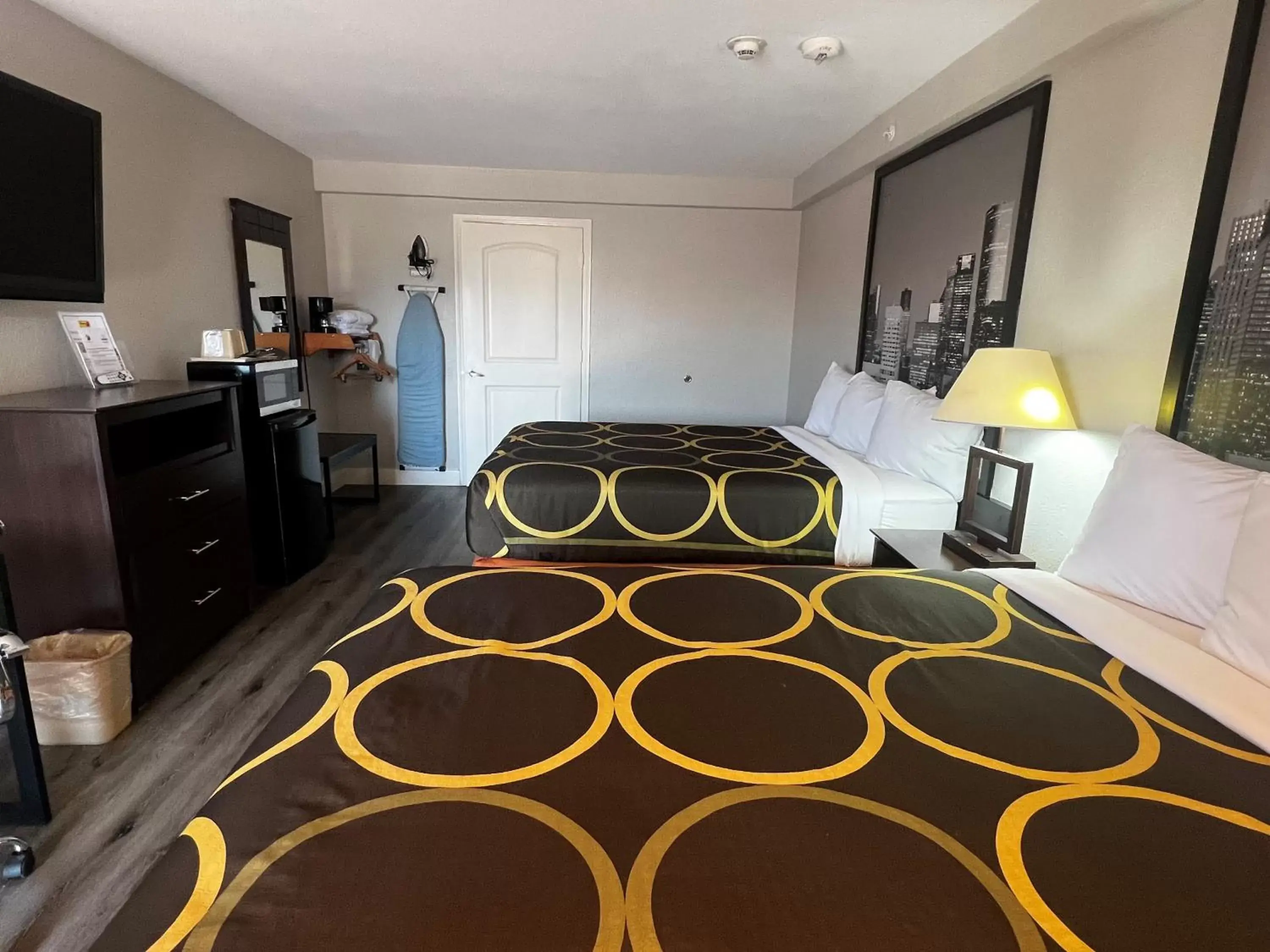 Bed in Super 8 by Wyndham Baytown/Mont Belvieu