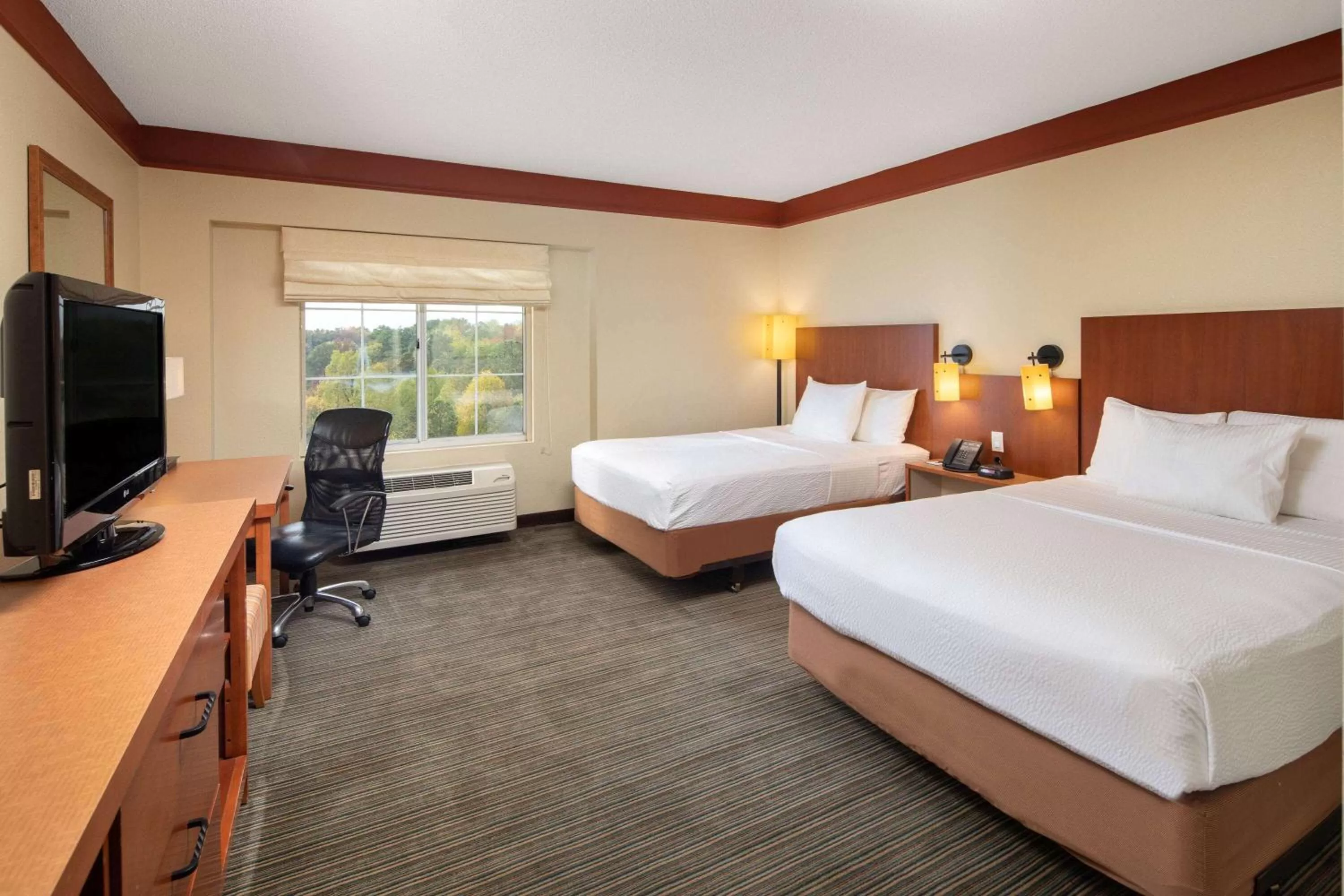 Photo of the whole room, Bed in La Quinta by Wyndham Atlanta Ballpark/Galleria