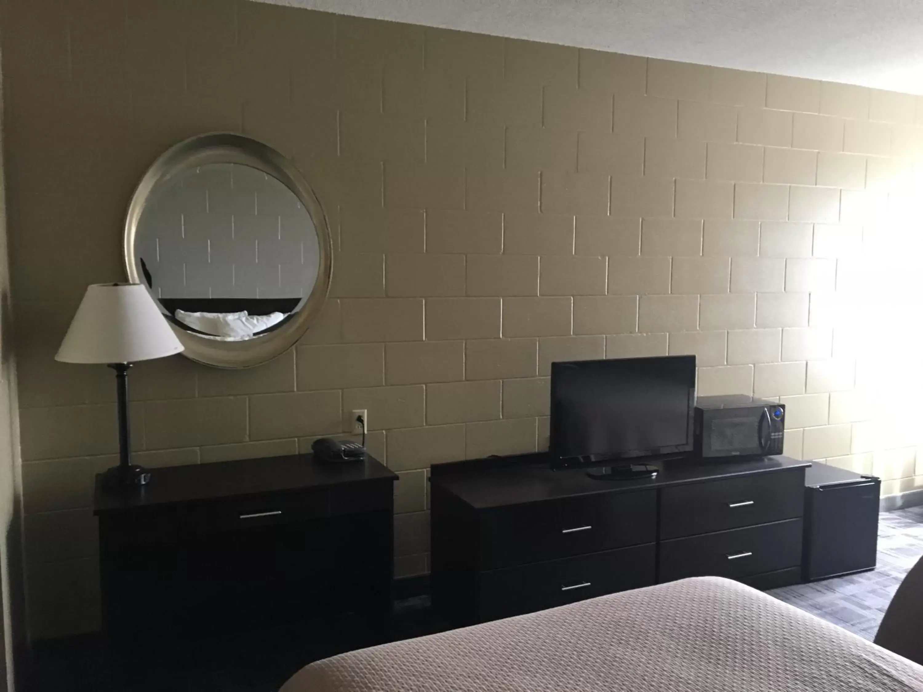 Bedroom, TV/Entertainment Center in Sunlac Inn Lakota