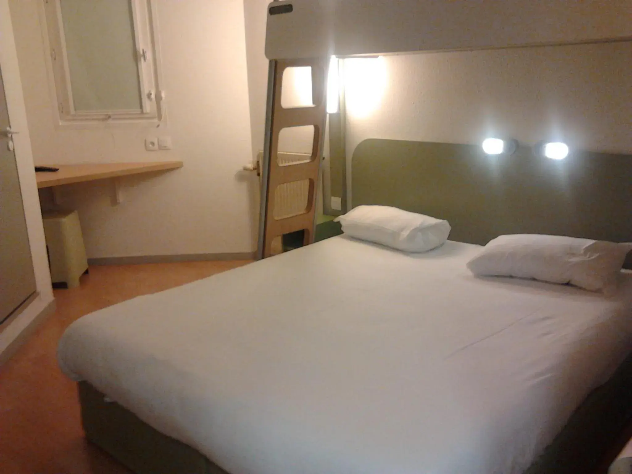 Photo of the whole room, Bed in ibis budget Belfort Centre