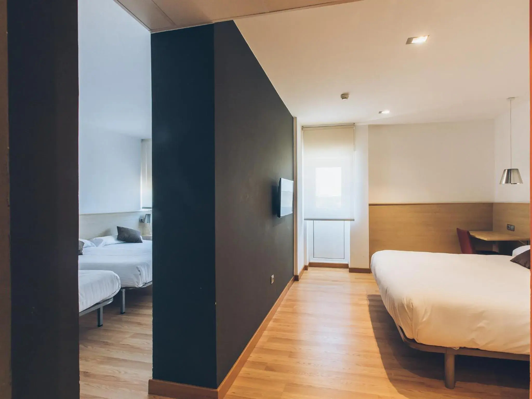 Shower, Bed in Hotel Restaurante Cadosa