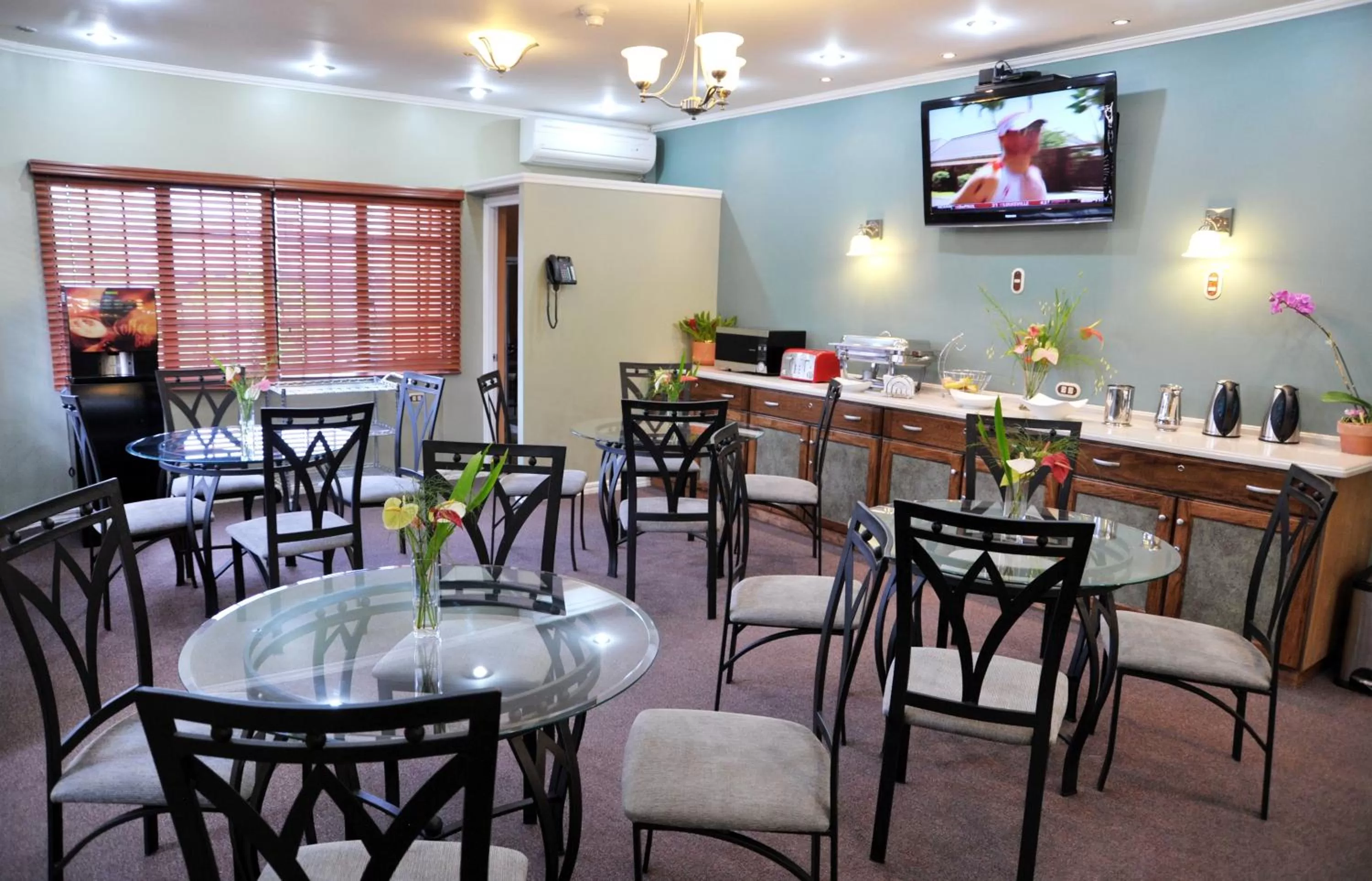 Restaurant/places to eat in Culture Crossroads Inn