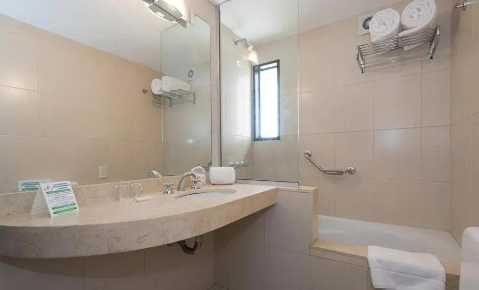 Bathroom in Urquiza Apart Hotel & Suites