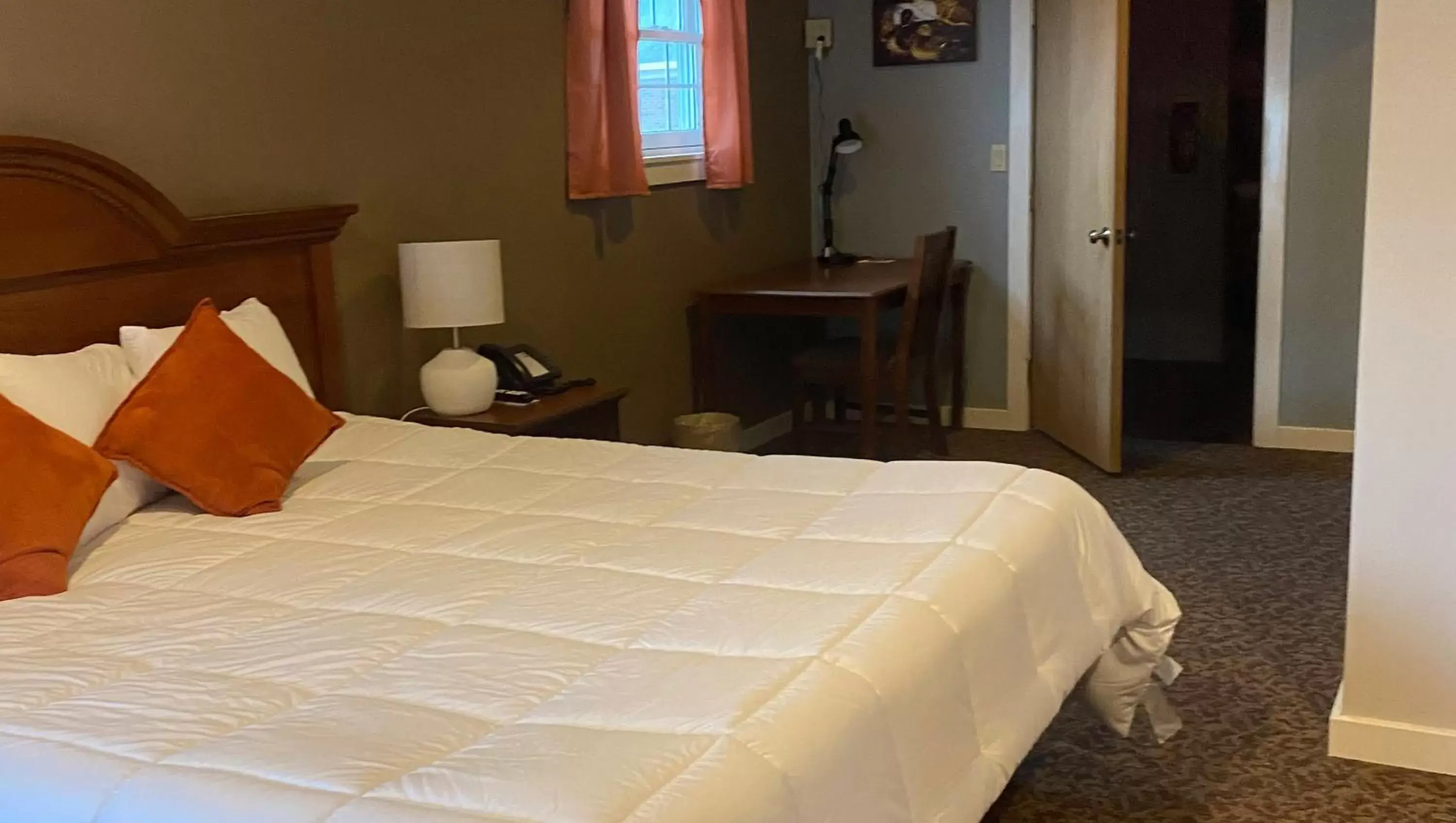 Bedroom, Bed in Ivey's Motor Lodge