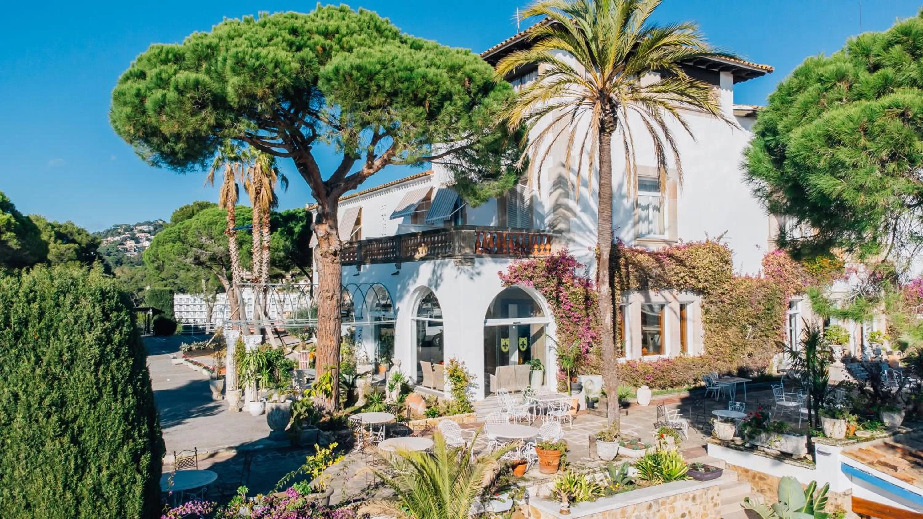 Property building in Hotel Roger de Flor by Seleqtta