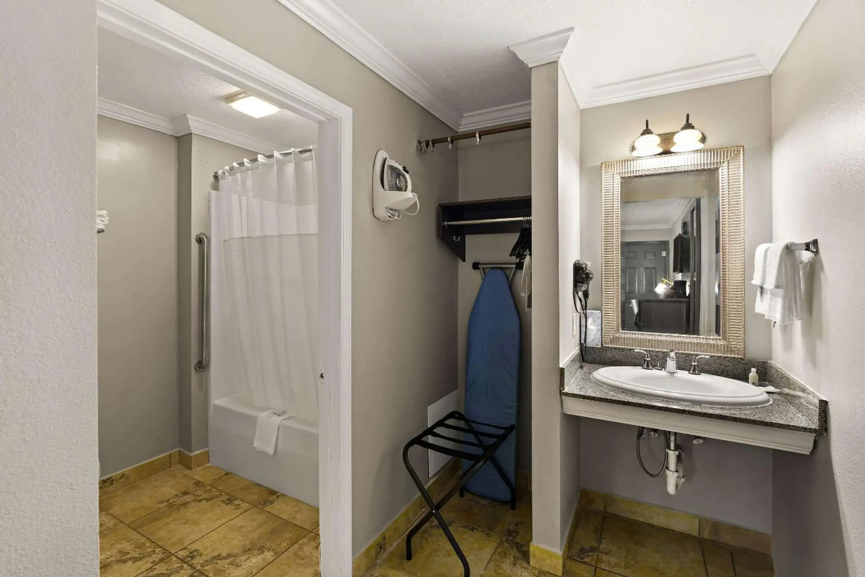 Bedroom, Bathroom in Travelodge by Wyndham Ocean Springs