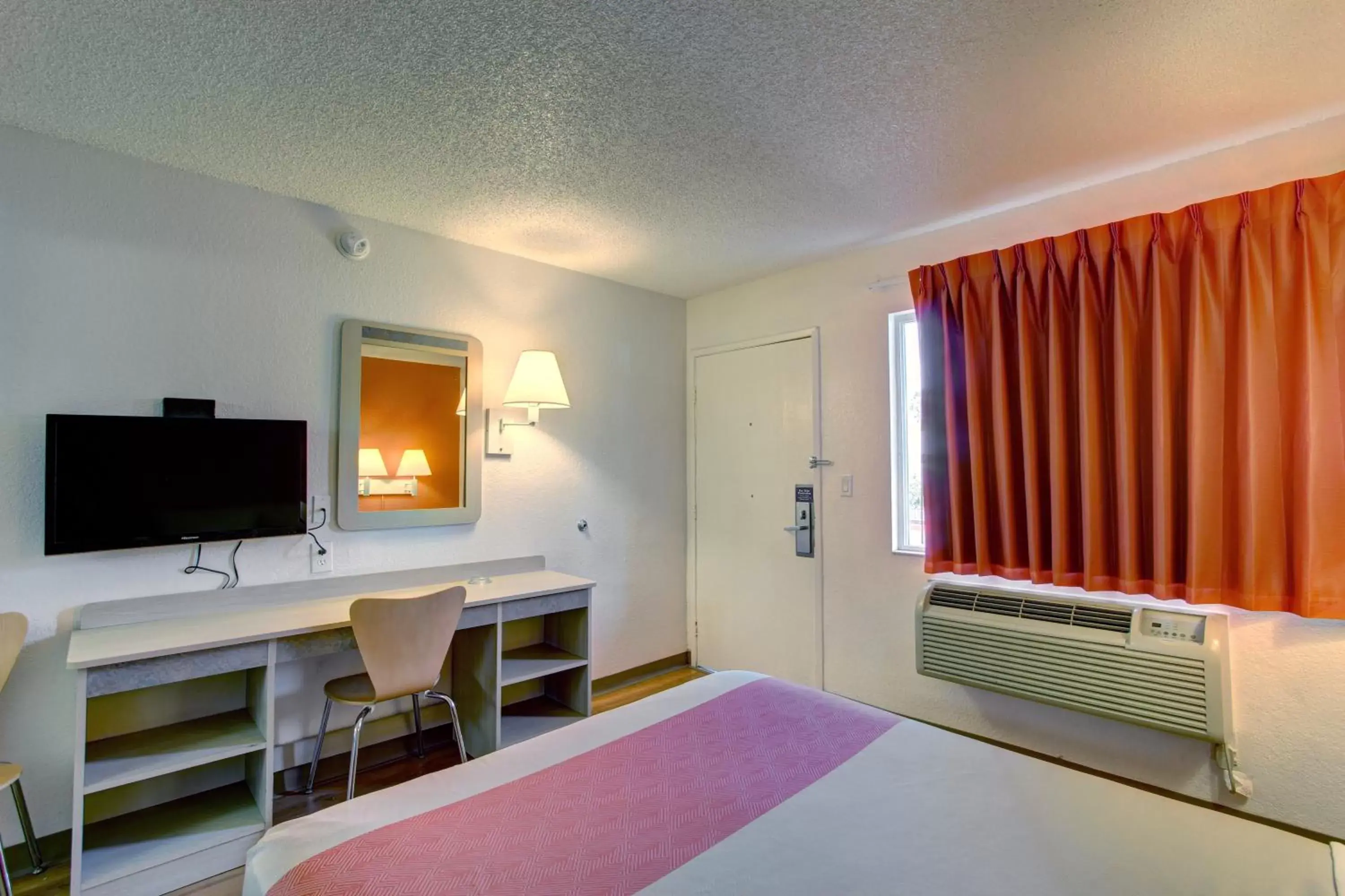 Bedroom, TV/Entertainment Center in Motel 6-La Mesa, CA - San Diego