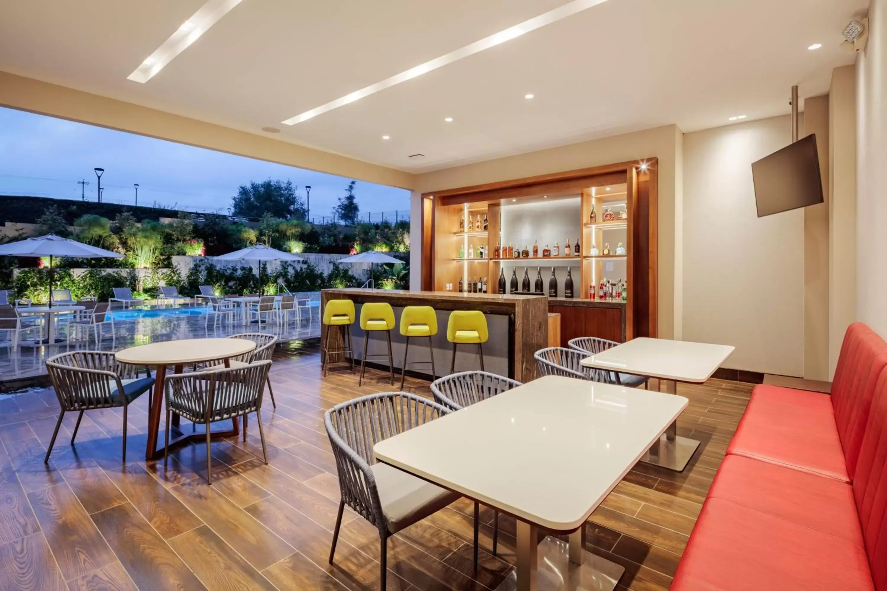 Lounge or bar, Restaurant/Places to Eat in Holiday Inn - Quito Airport, an IHG Hotel