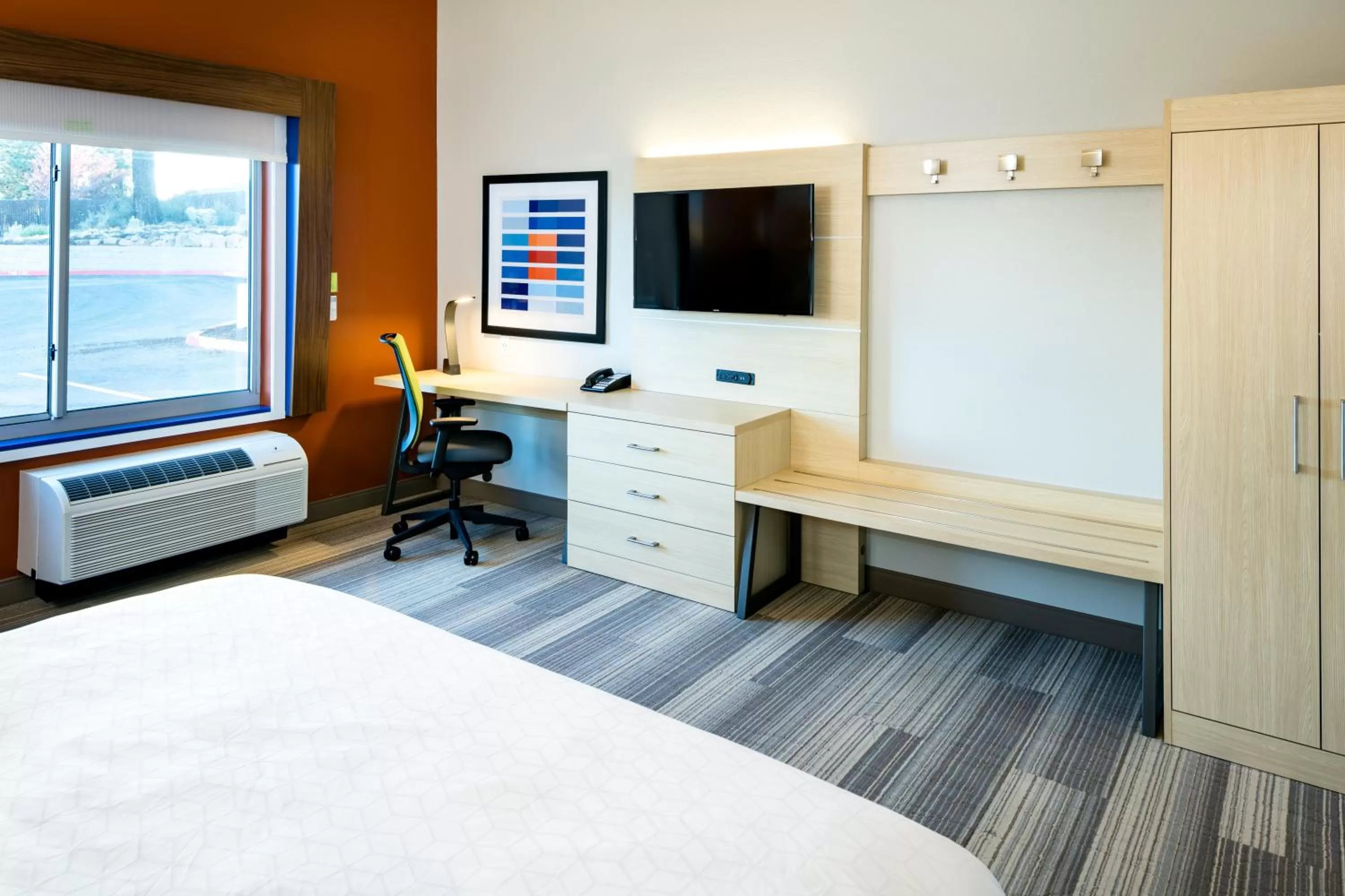 Photo of the whole room, Bed in Holiday Inn Express & Suites - Bend South by IHG