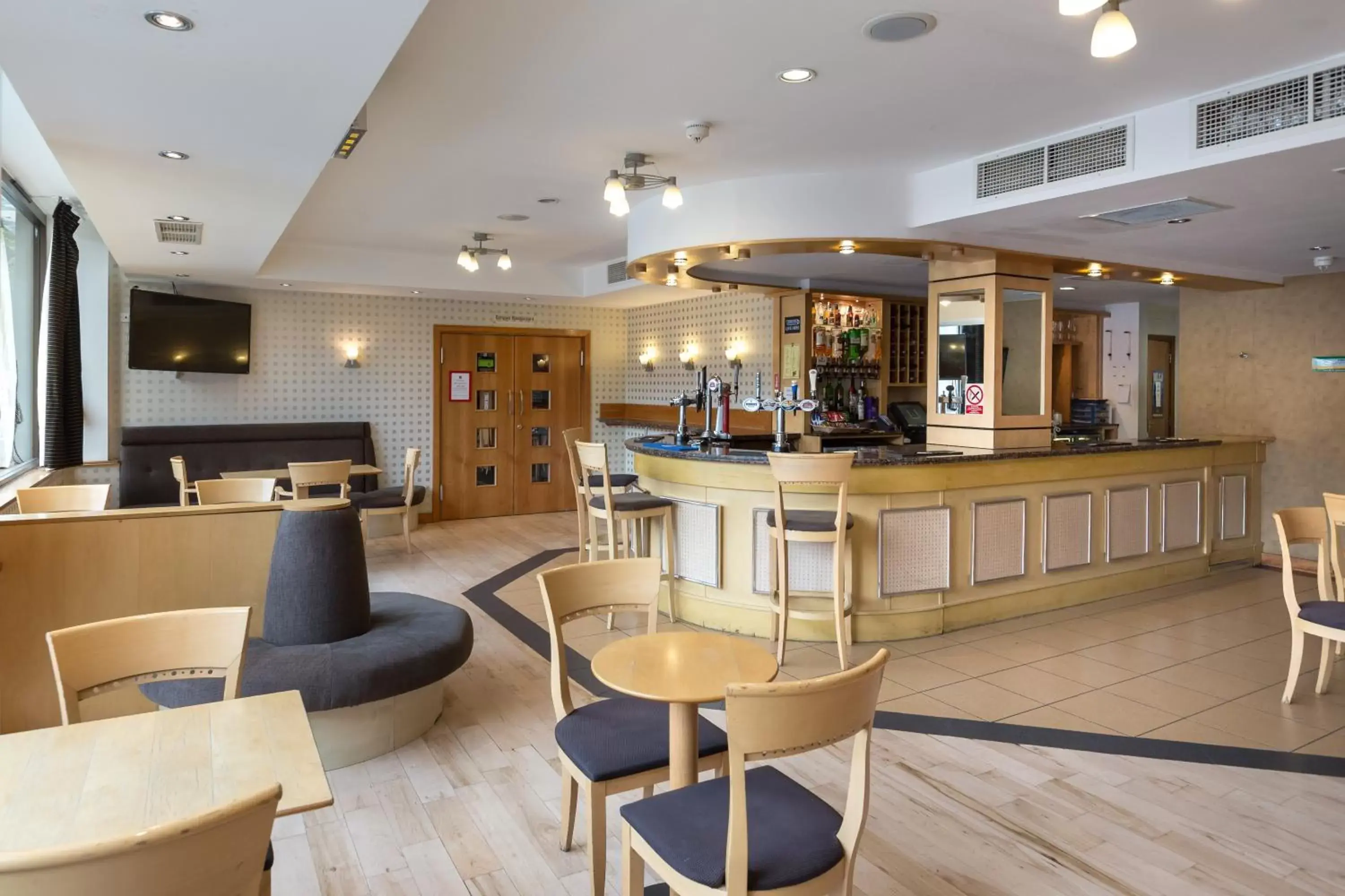 Lounge or bar, Lounge/Bar in London - Wembley International Hotel