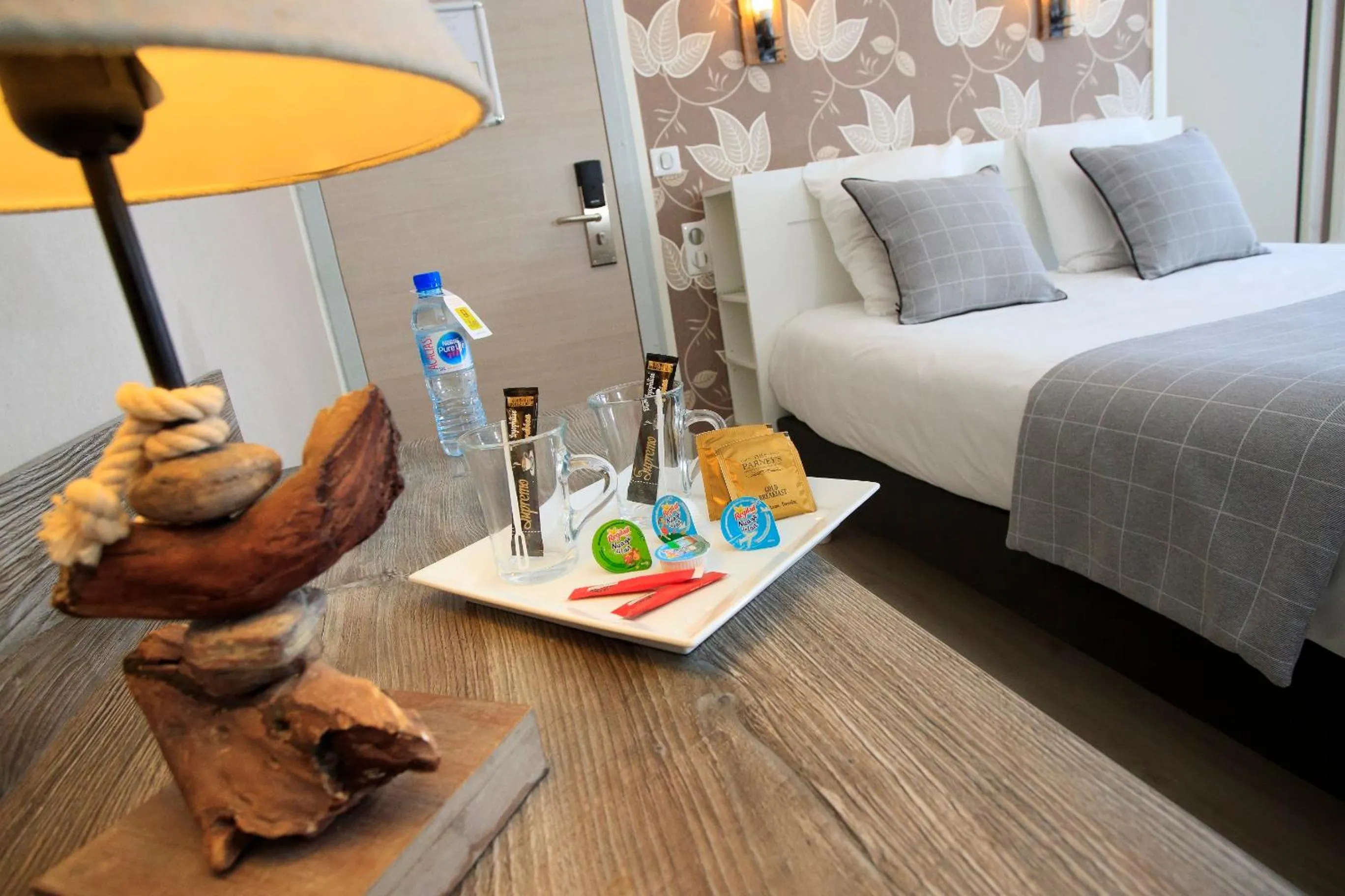 Shower, Bed in Logis Hotel & Restaurant de la Basilique