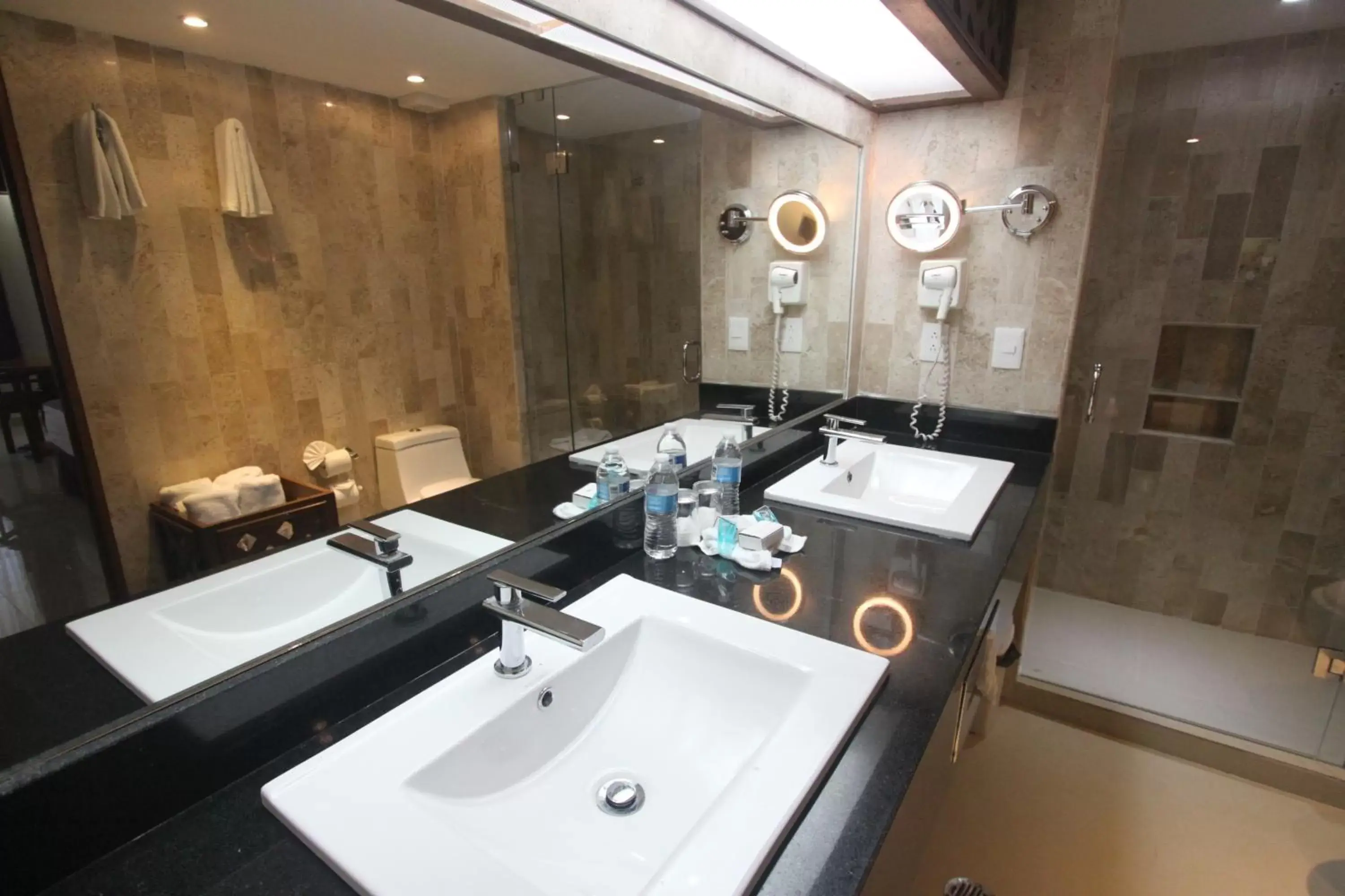 Bathroom in Hotel Plaza Kokai Cancún