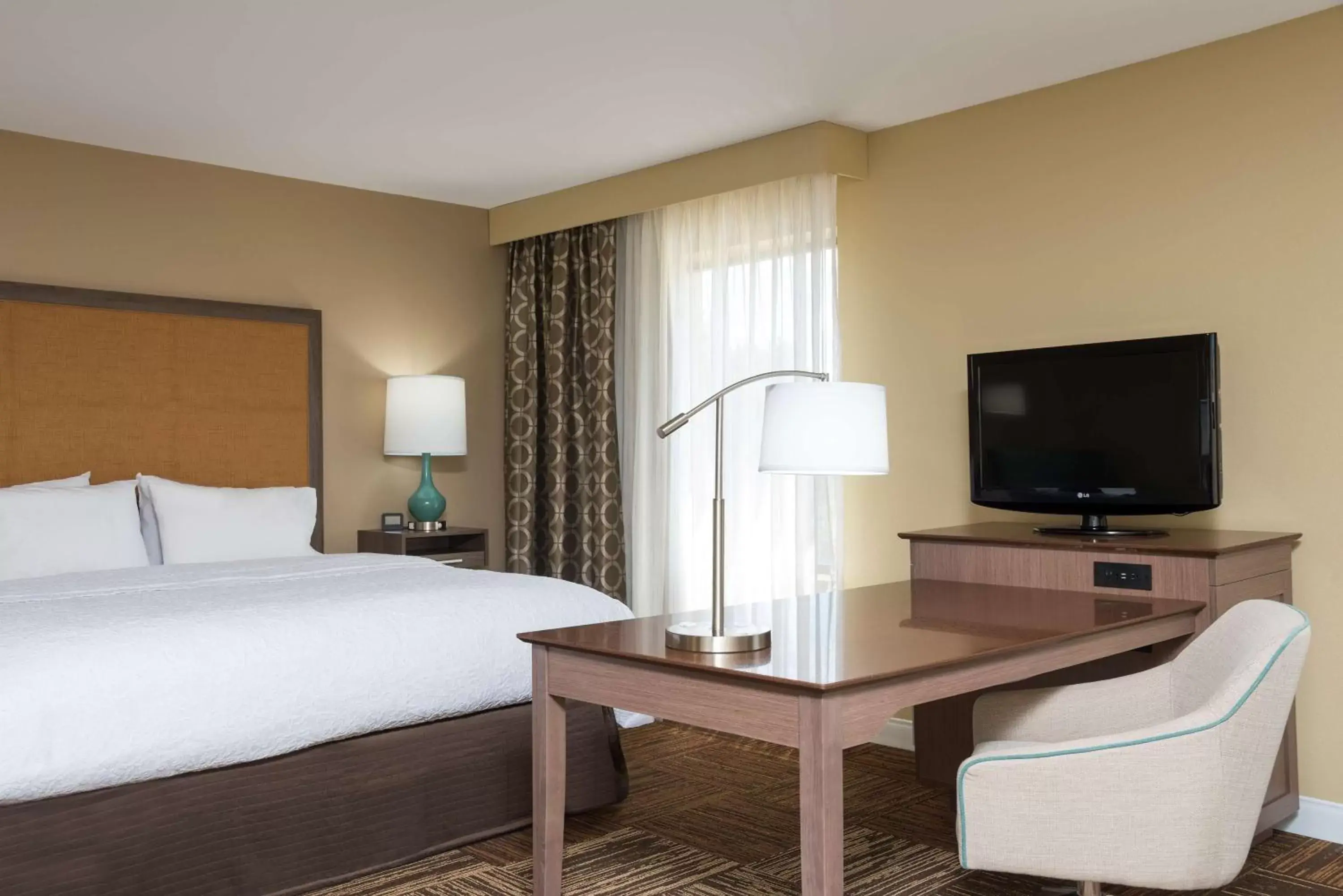 Bedroom, Bed in Hampton Inn & Suites Fremont
