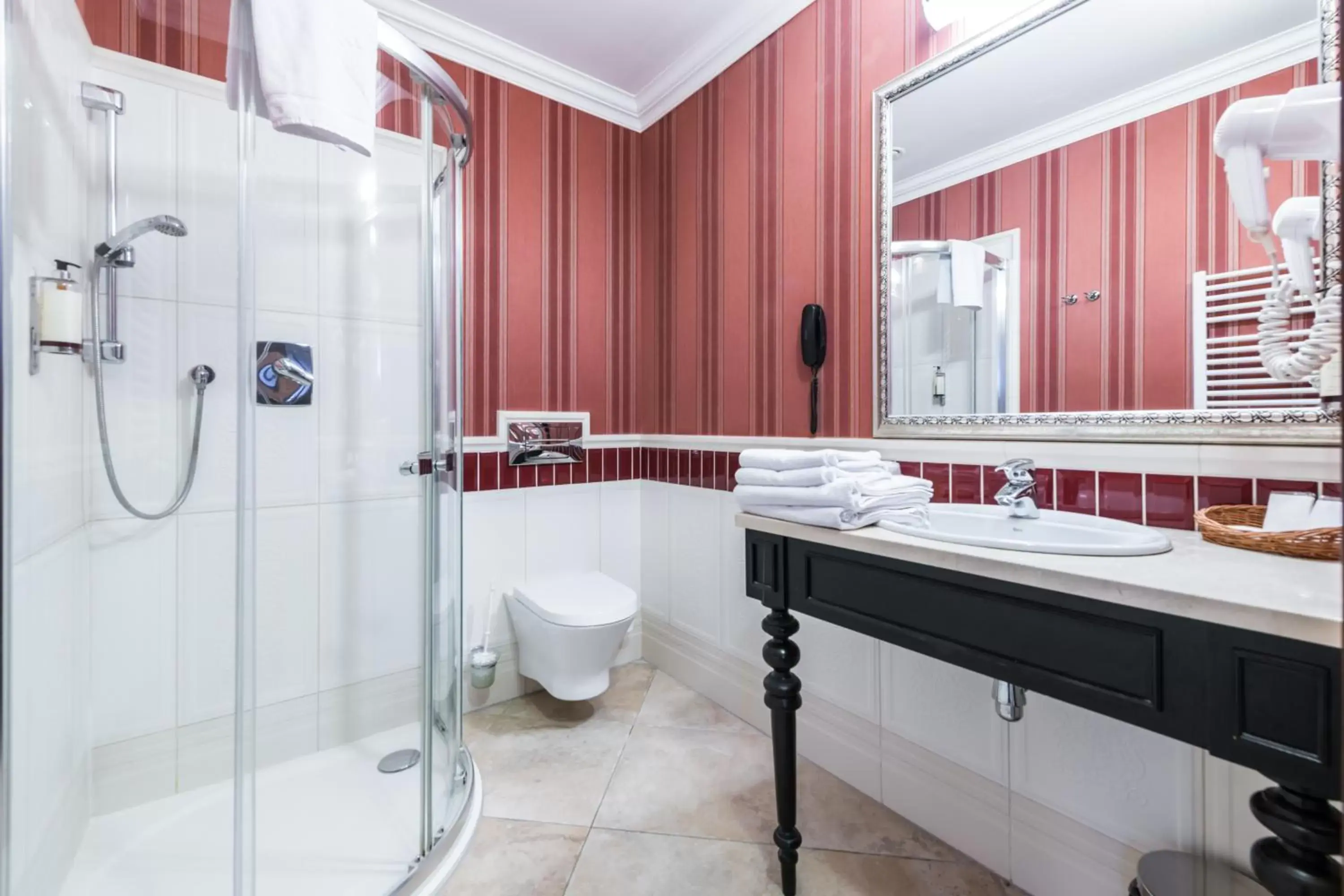 Shower, Bathroom in Hotel St. Bruno