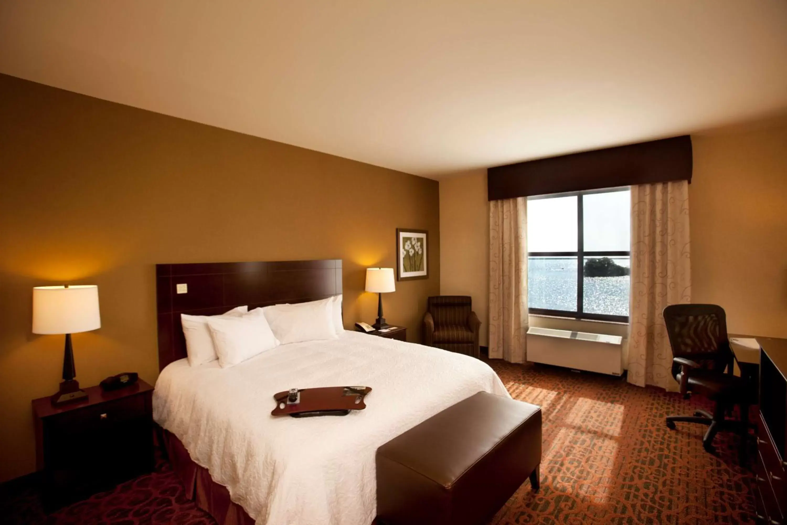 Bed in Hampton Inn Marquette-Waterfront