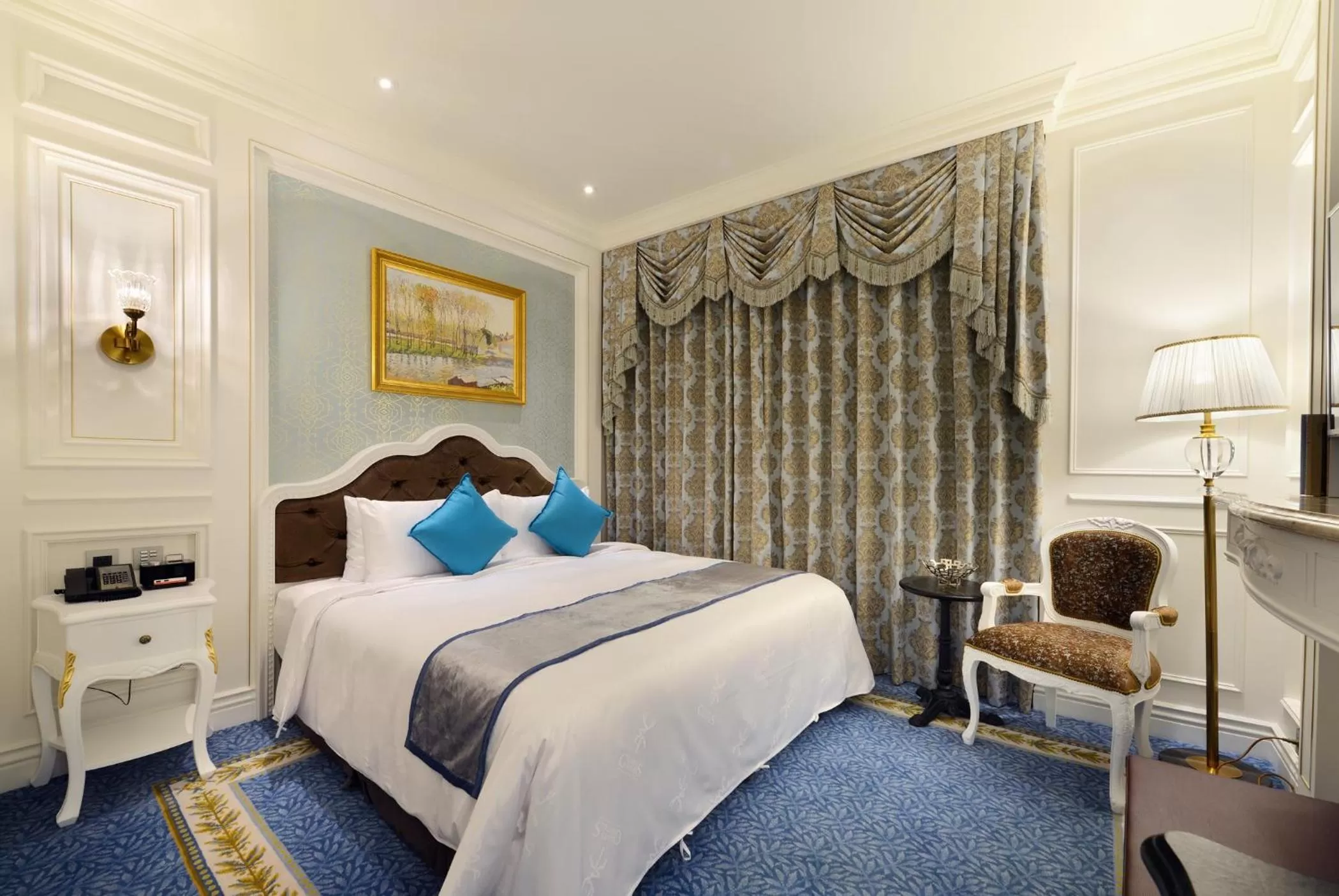 TV and multimedia, Bed in Golden Tulip RS Boutique Hotel-Tainan