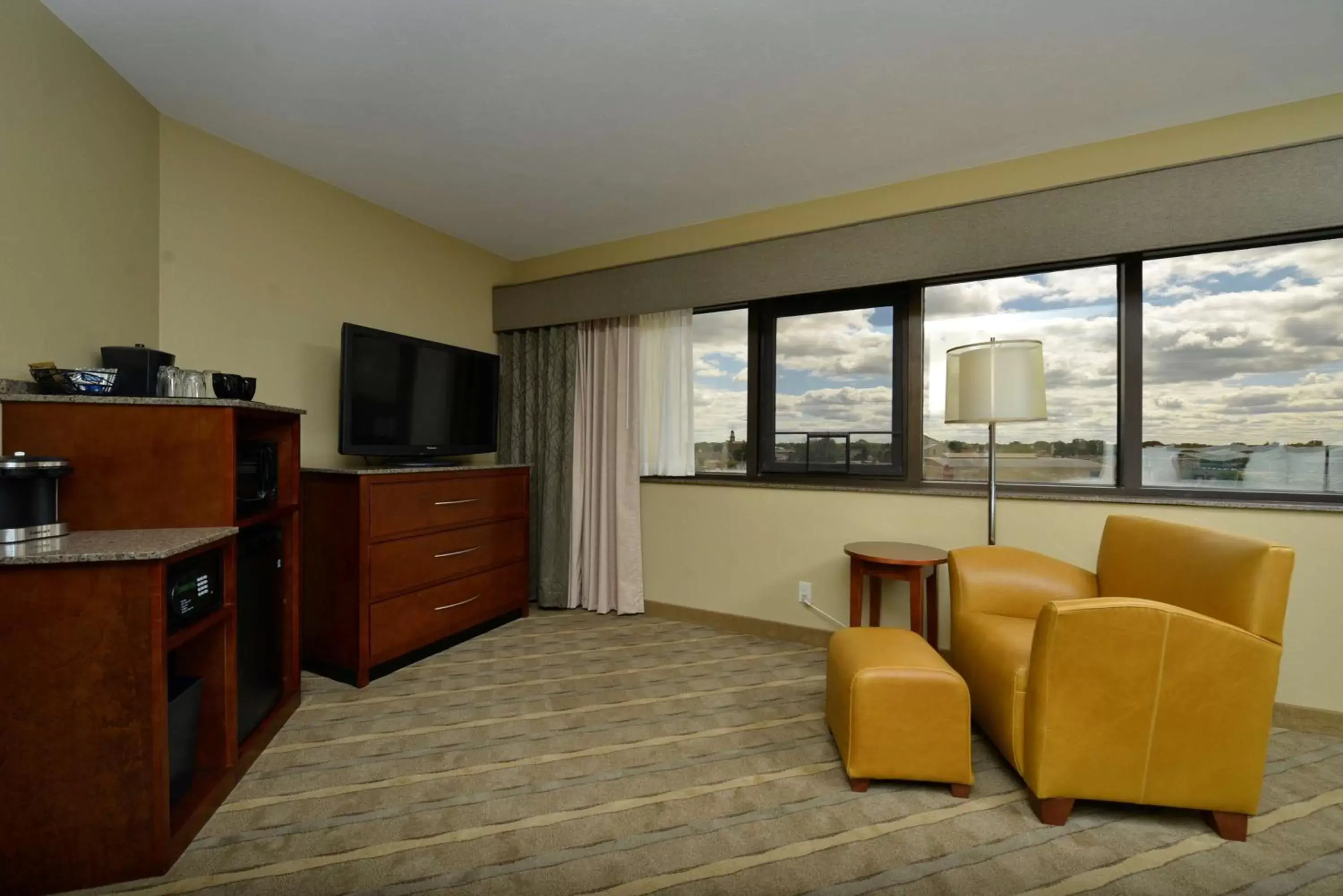 Photo of the whole room, Seating Area in Best Western Premier Waterfront Hotel & Convention Center