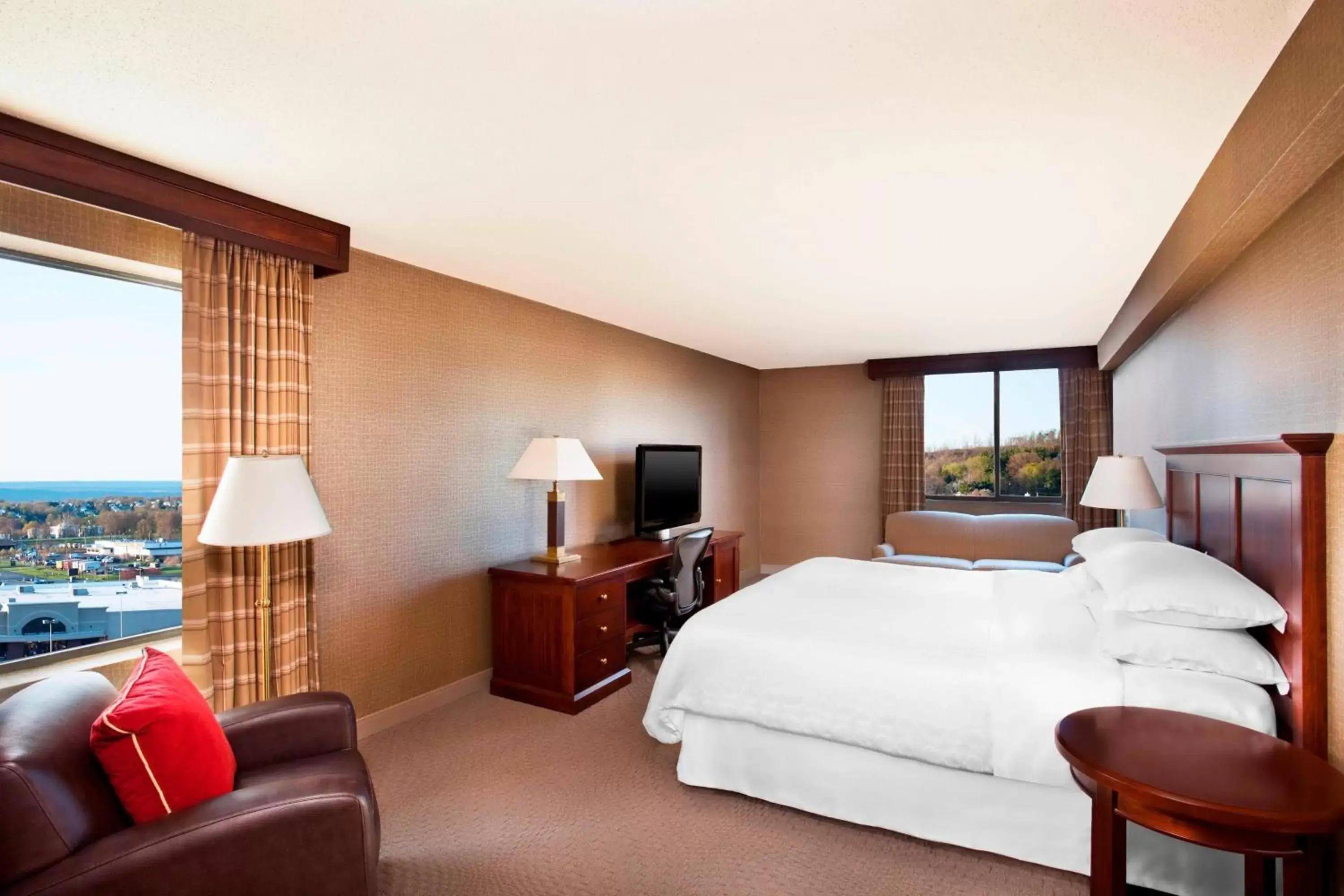 Deluxe King Room in Sheraton Harrisburg Hershey Hotel