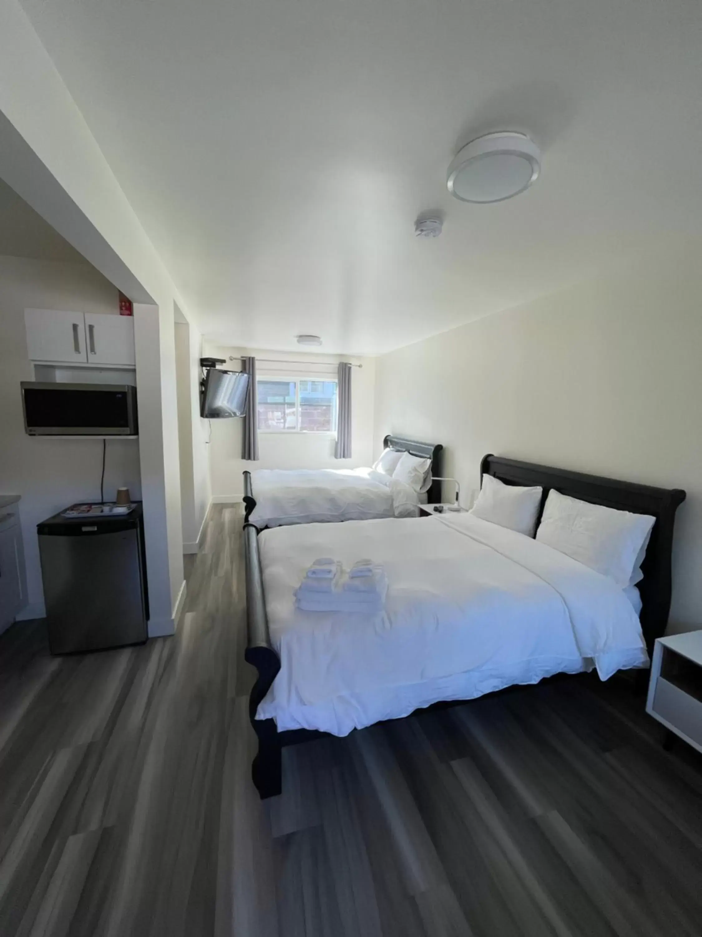 Photo of the whole room, Bed in Destination INN
