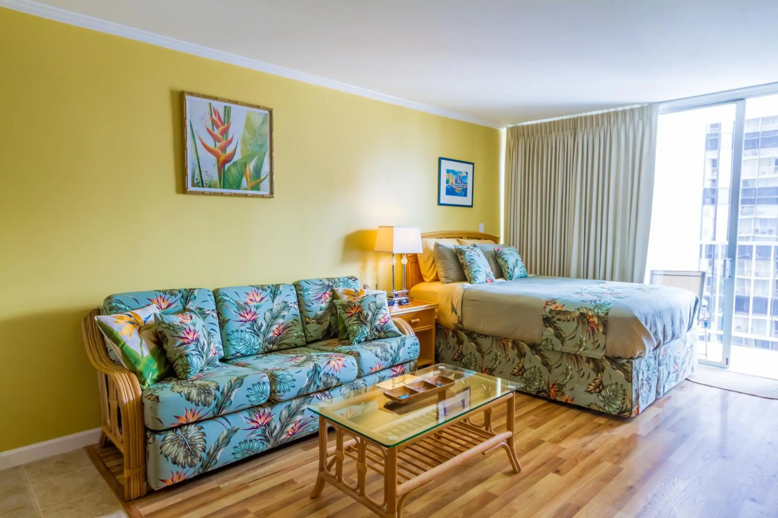 Day in Tropical Studios at Marine Surf Waikiki - FREE PARKING - BEST LOCATION - FULL KITCHEN - SWIMMING POOL